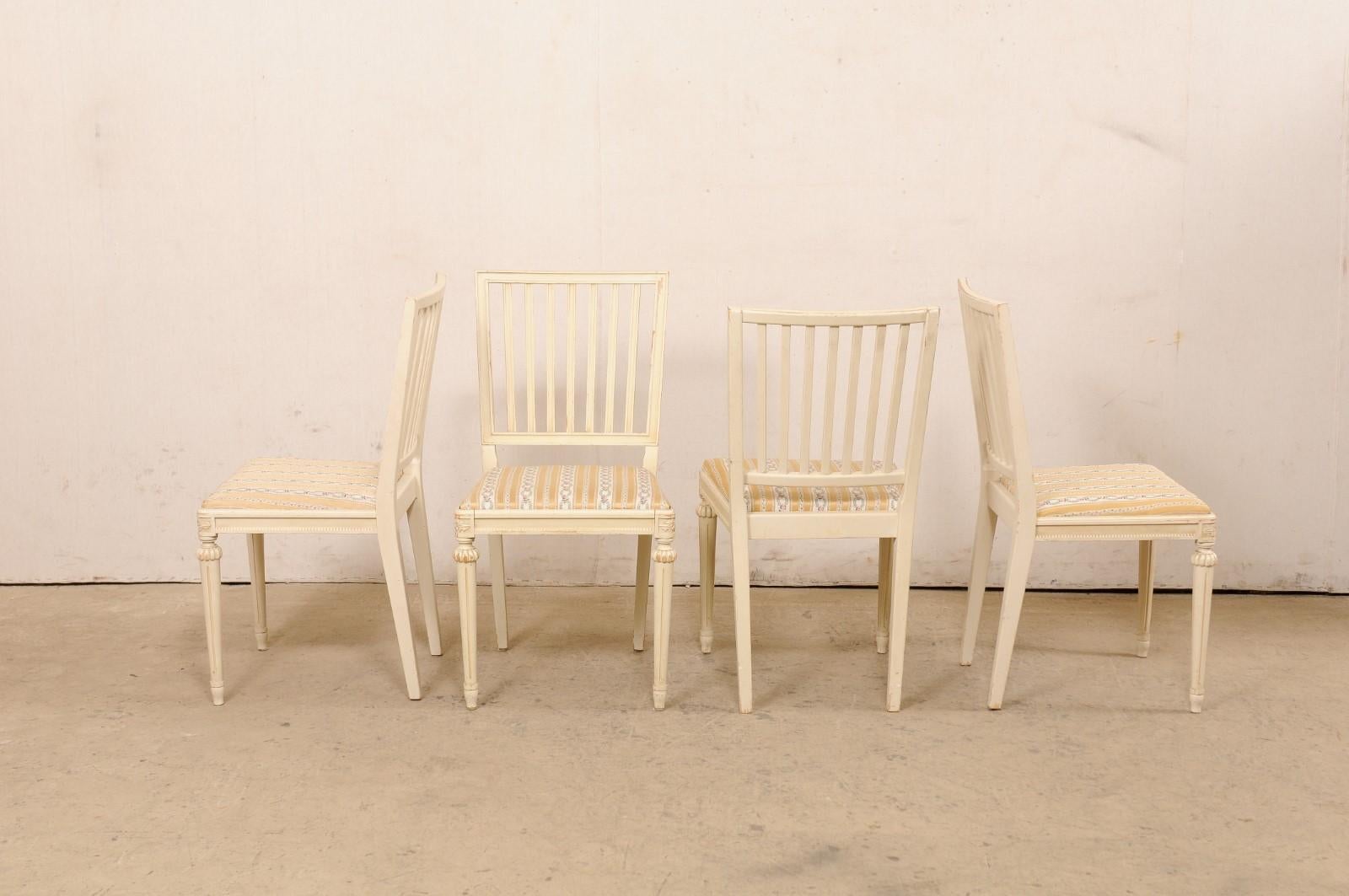 Ensemble suédois de six chaises d'appoint en bois sculpté avec sièges rembourrés, finition crème en vente 5