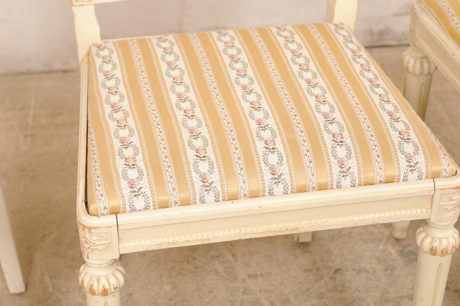 Ensemble suédois de six chaises d'appoint en bois sculpté avec sièges rembourrés, finition crème en vente 6