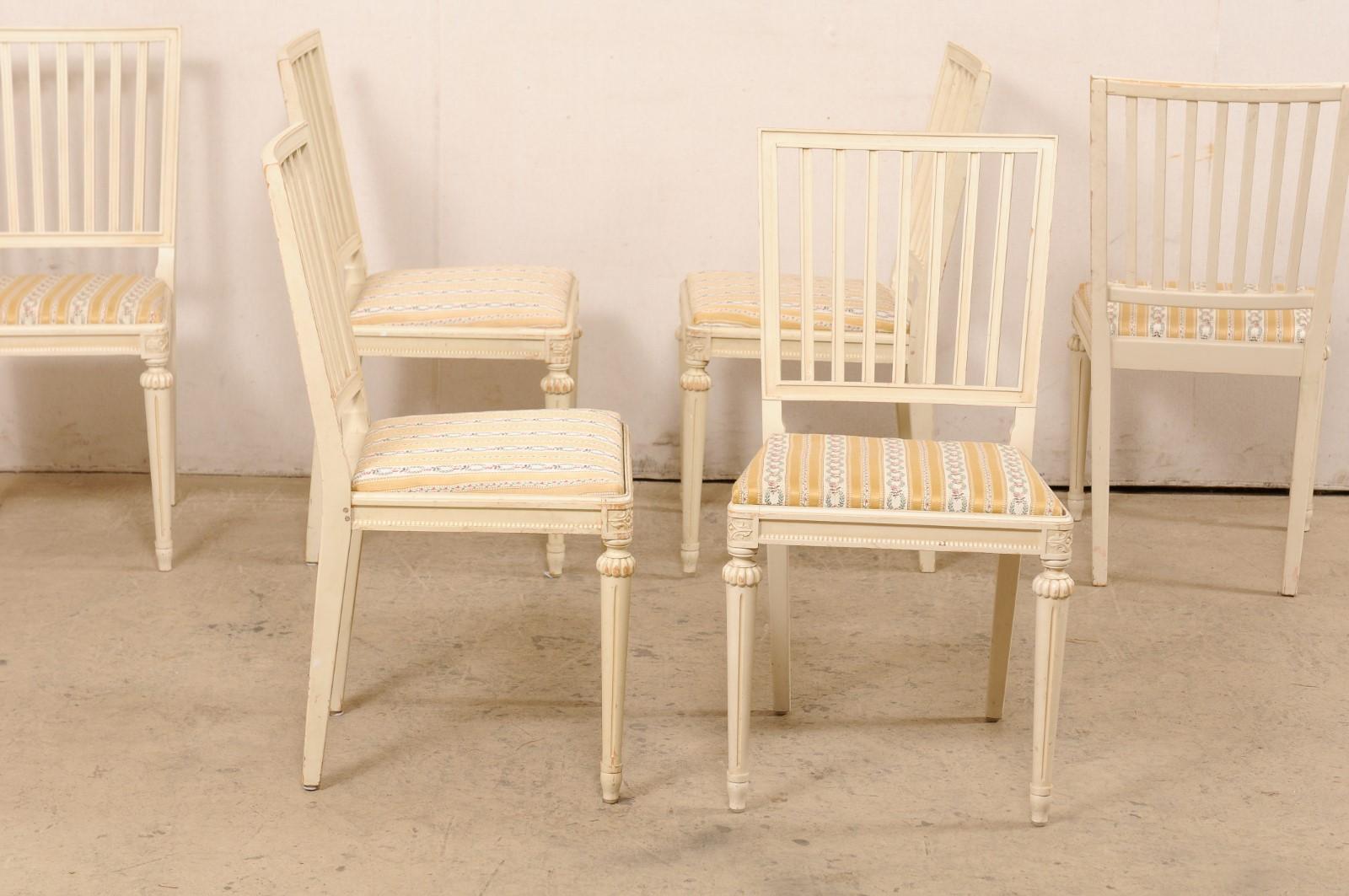 Suédois Ensemble suédois de six chaises d'appoint en bois sculpté avec sièges rembourrés, finition crème en vente