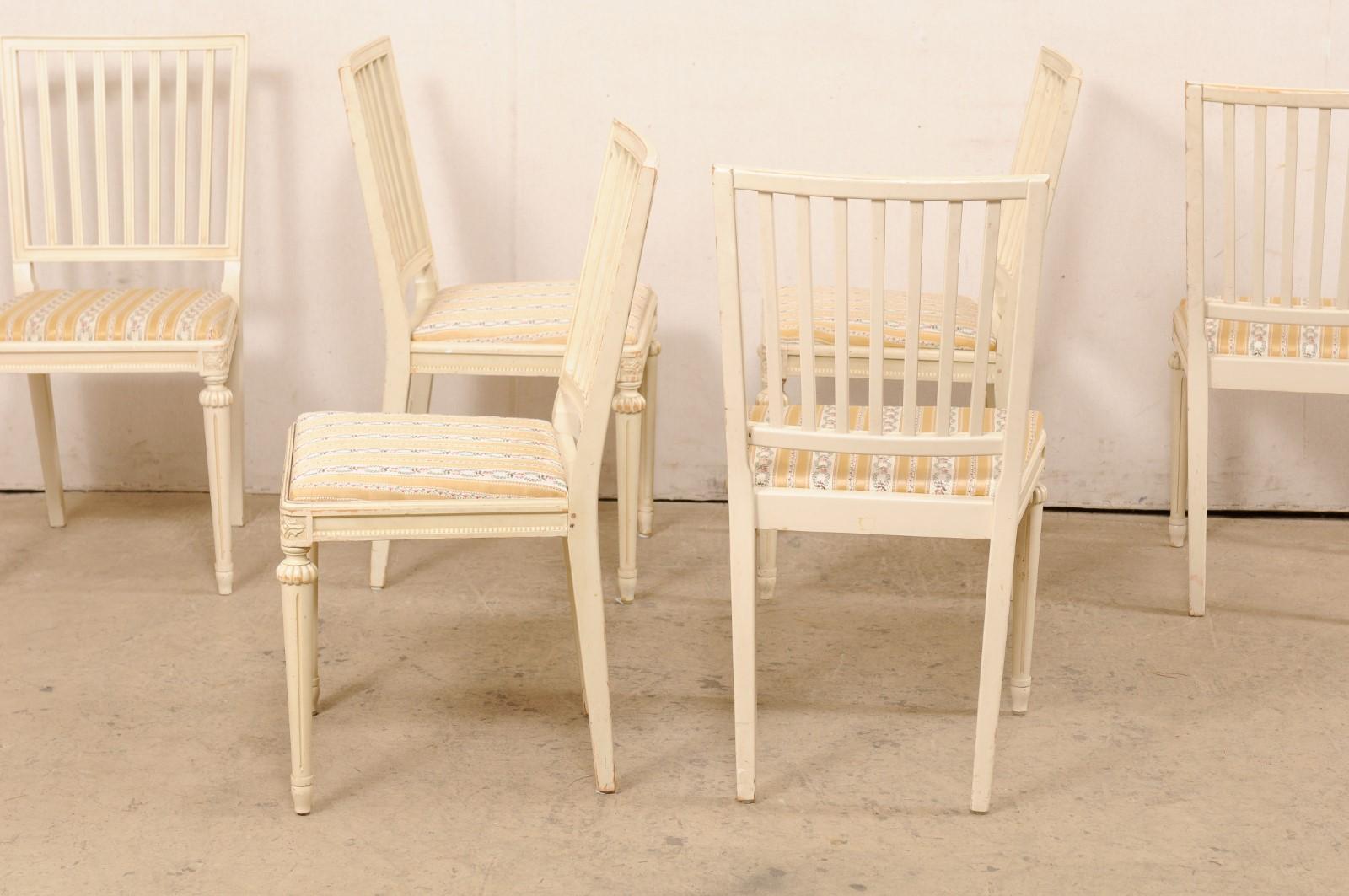 Bois Ensemble suédois de six chaises d'appoint en bois sculpté avec sièges rembourrés, finition crème en vente