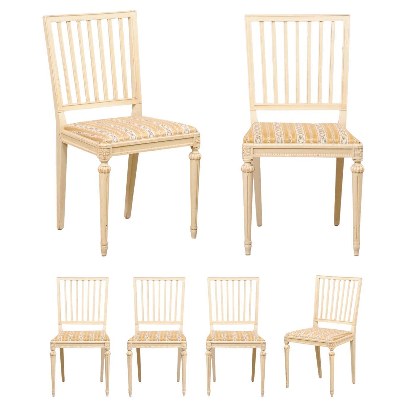 Schwedischer Satz von sechs geschnitzten Holz-Beistellstühlen mit gepolsterten Sitzen, cremefarben lackiert
