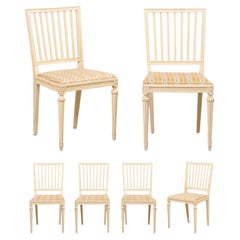Juego sueco de seis sillas auxiliares de madera tallada con asientos tapizados, acabado crema