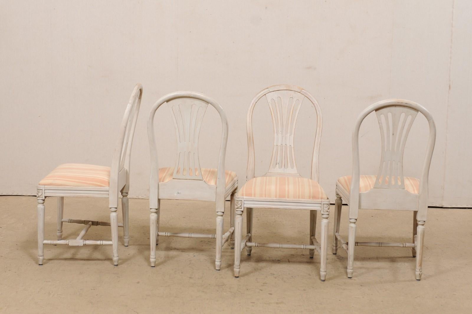 Schwedisches Set aus sechs Vintage-Beistellstühlen mit durchbrochenen, geschnitzten Rückenlehnen im Zustand „Gut“ im Angebot in Atlanta, GA