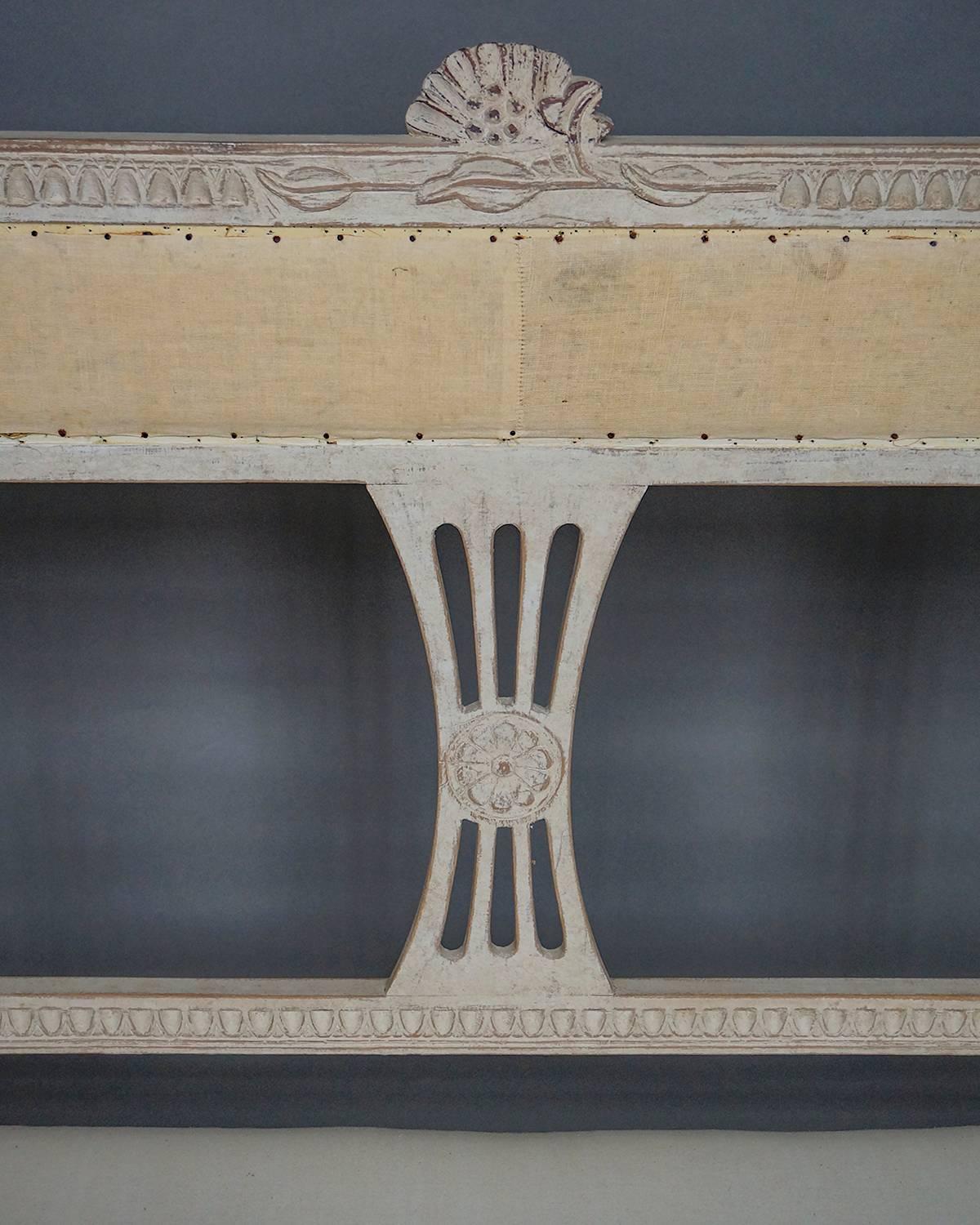 Swedish Settee with Floral Crest in the Gustavian Style In Excellent Condition In Great Barrington, MA