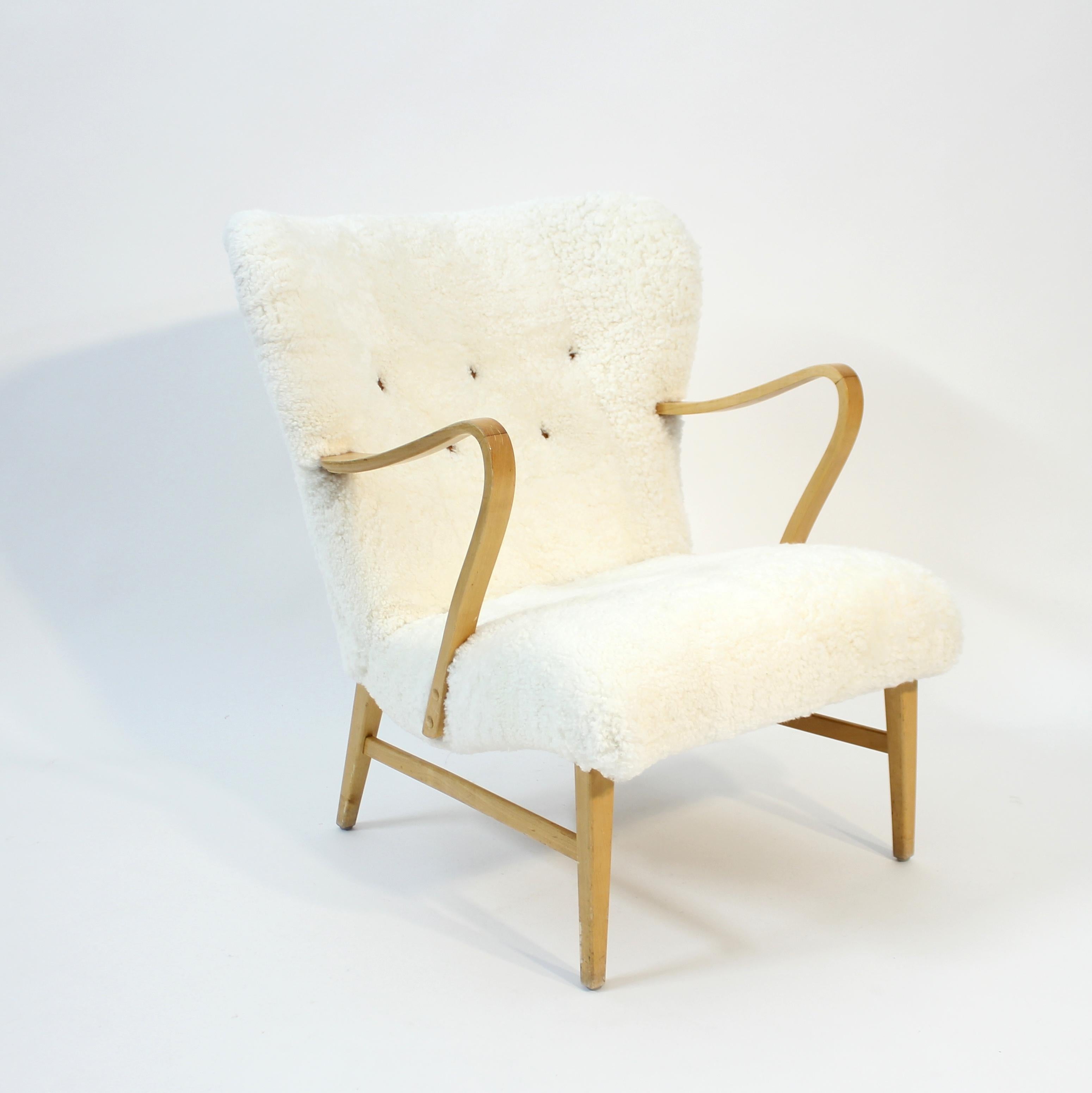 Scandinavian Modern Swedish sheepskin lounge chair, attributed to Erik Bertil Karlén, 1940s For Sale