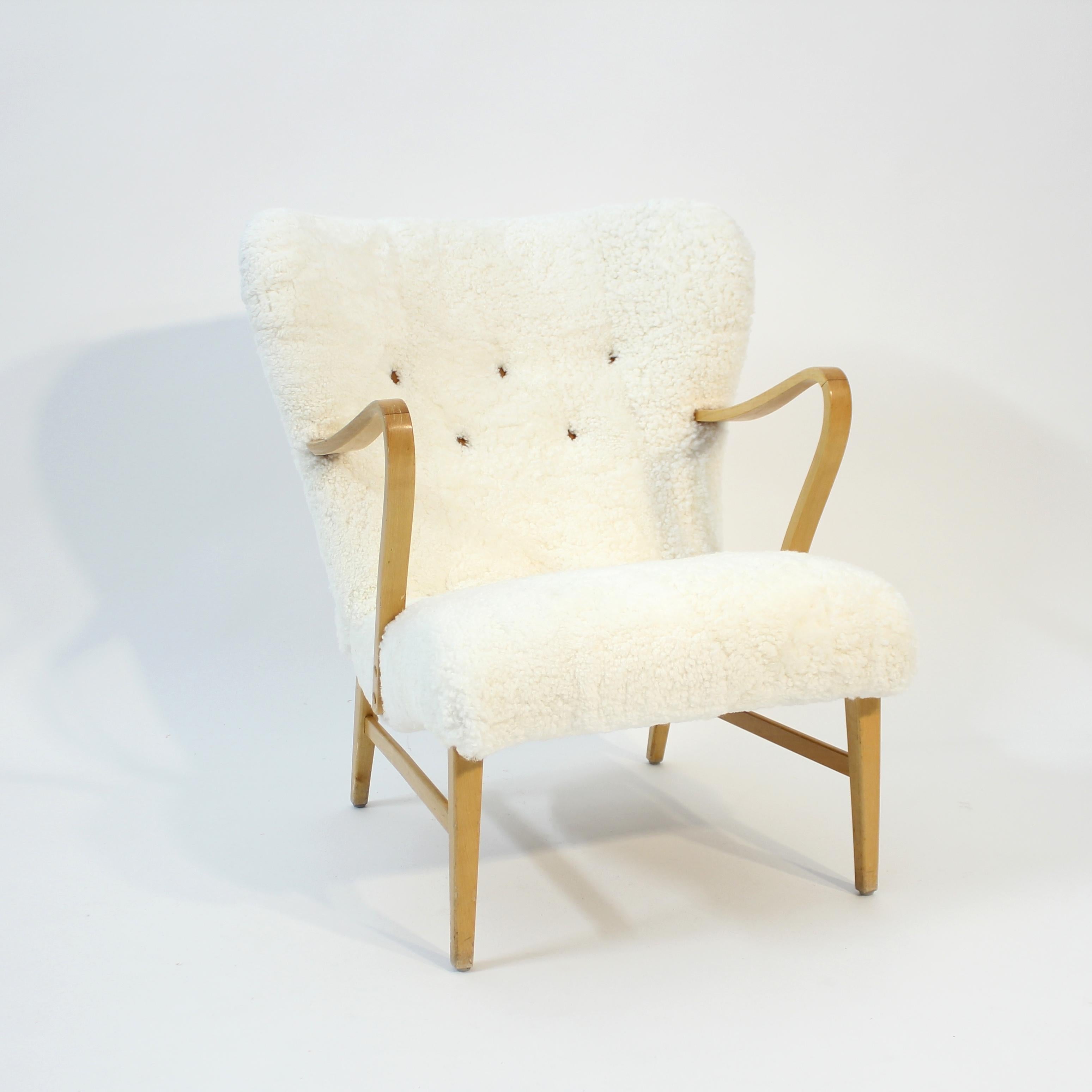 Swedish sheepskin lounge chair, attributed to Erik Bertil Karlén, 1940s In Good Condition For Sale In Uppsala, SE