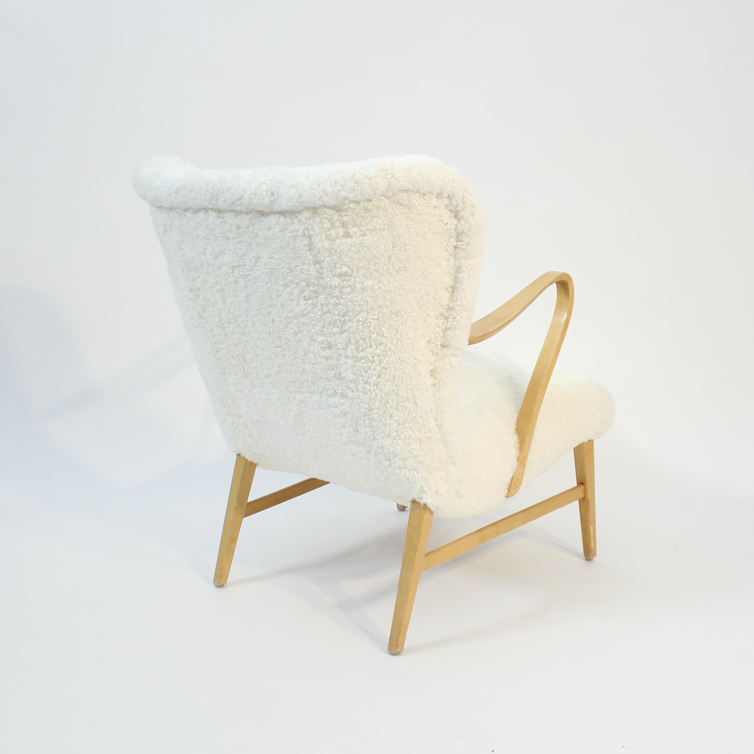Swedish sheepskin lounge chair, attributed to Erik Bertil Karlén, 1940s For Sale 1