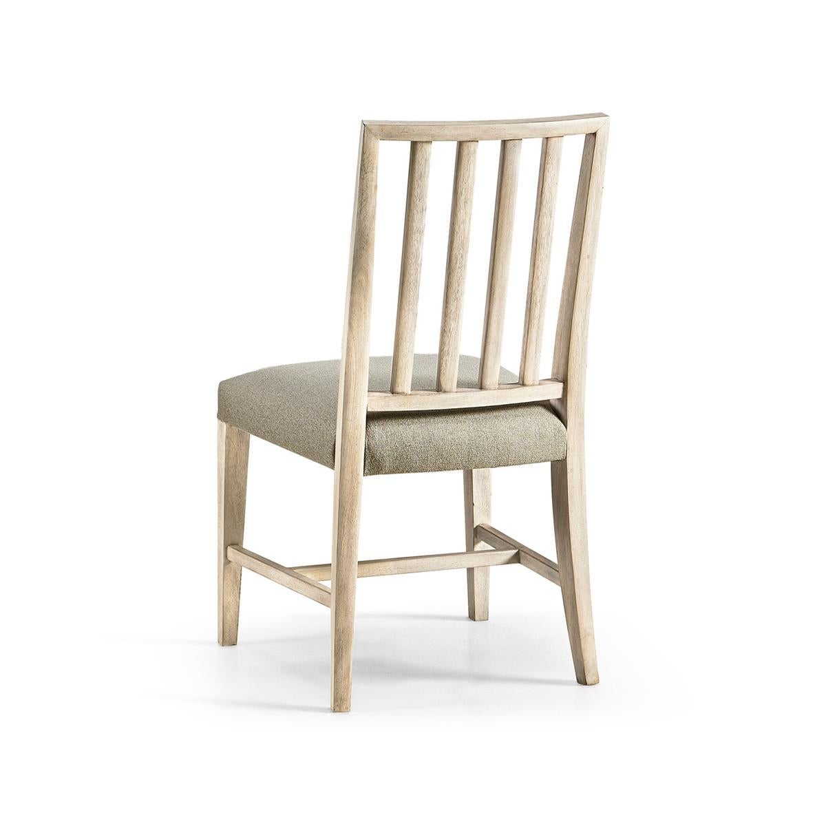 Schwedischer Beistellstuhl, gebleichtes Nussbaumholz (Neoklassisch) im Angebot