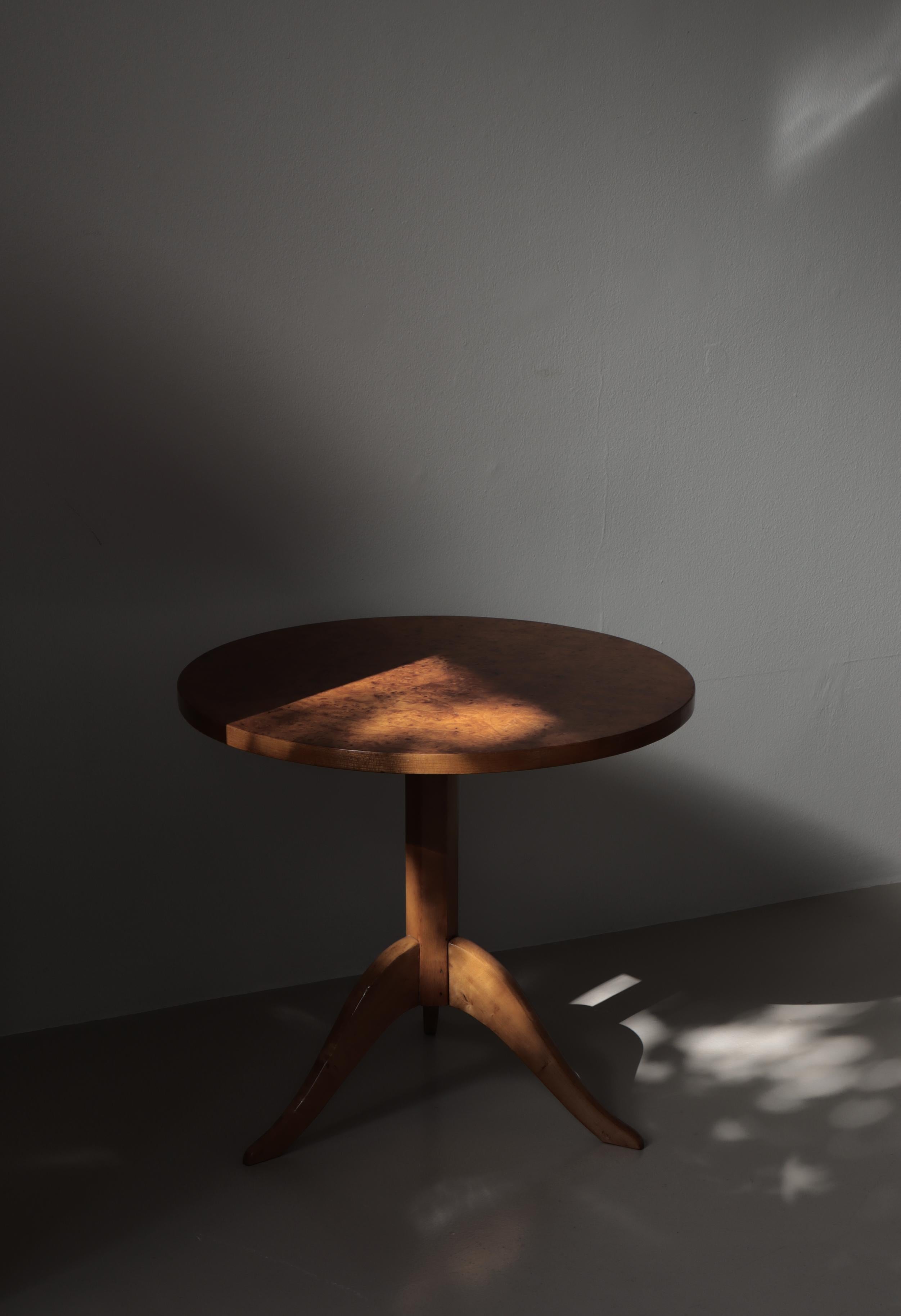 Side table made in Sweden in the 1930s and attributed to Bertil Söderberg for Svensk Hemslöjd. The table base is made from solid birch while the top is a beautiful burl wood veneer.