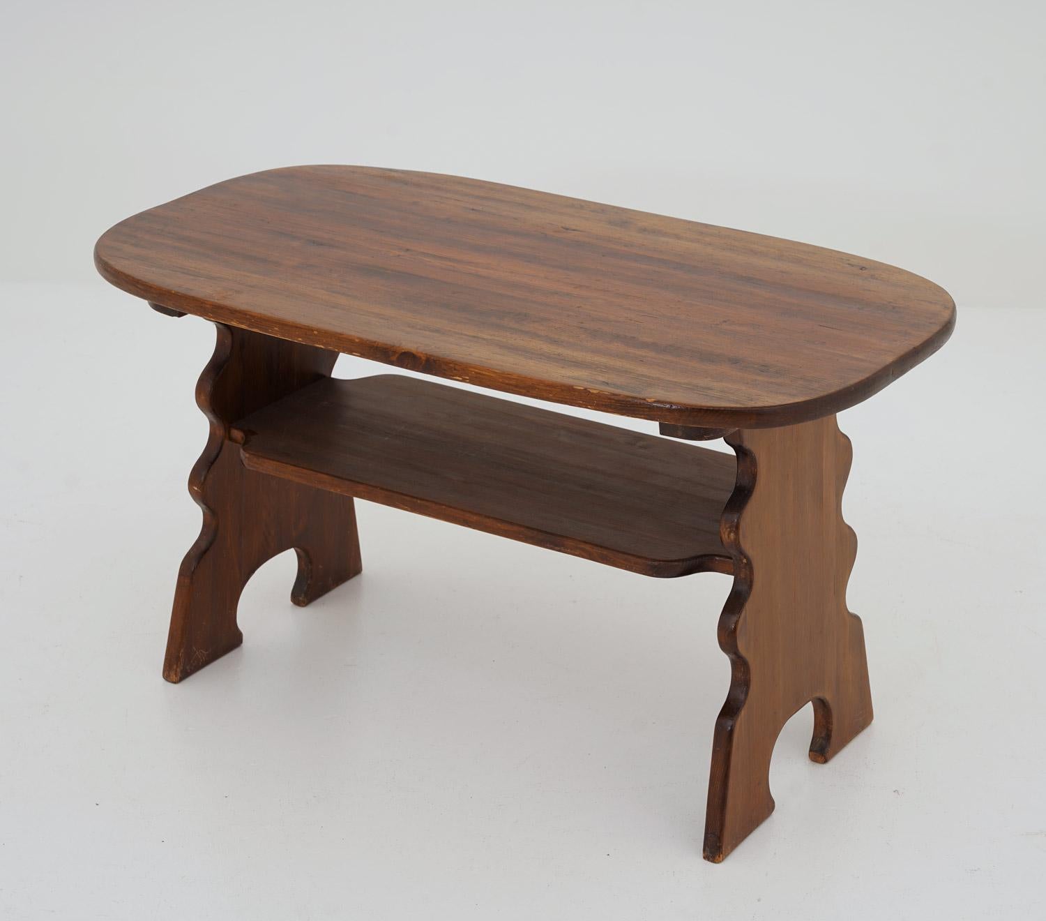 Schöner Beistelltisch von Bo Fjæstad, Schweden.
Dieser Studiotisch ist ein großartiges Beispiel für Hüttenmöbel aus Kiefernholz, die während der frühen Moderne in Schweden unter anderem von Axel Einar Hjorth und Carl Malmsten hergestellt wurden. Die