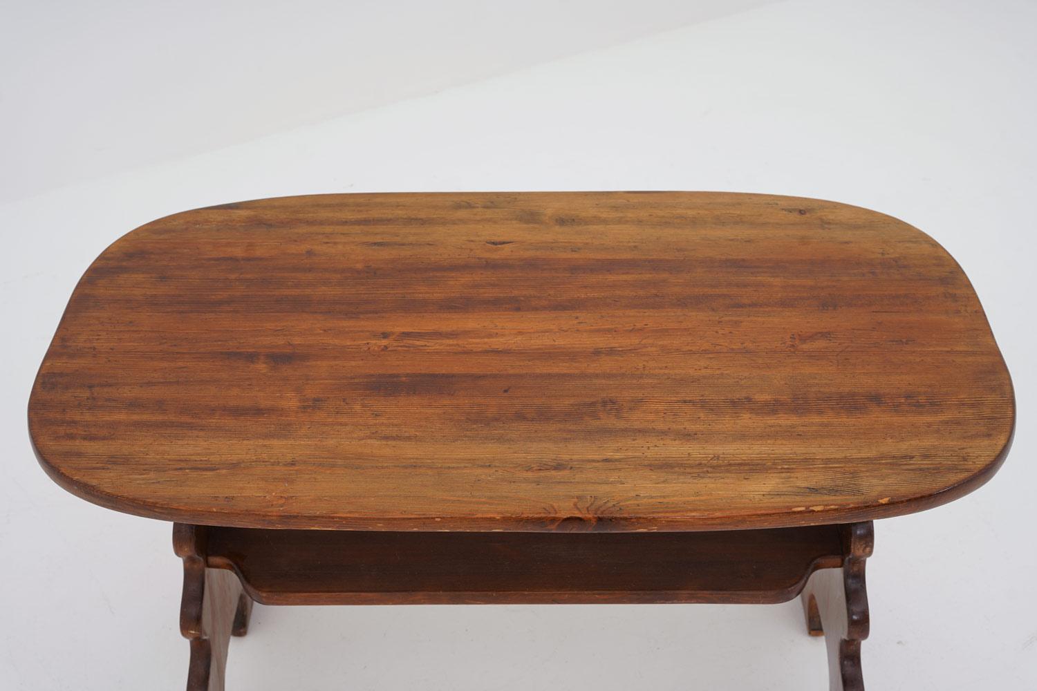 Swedish Side Table in Pine attributed to Bo Fjæstad, 1930s For Sale 1