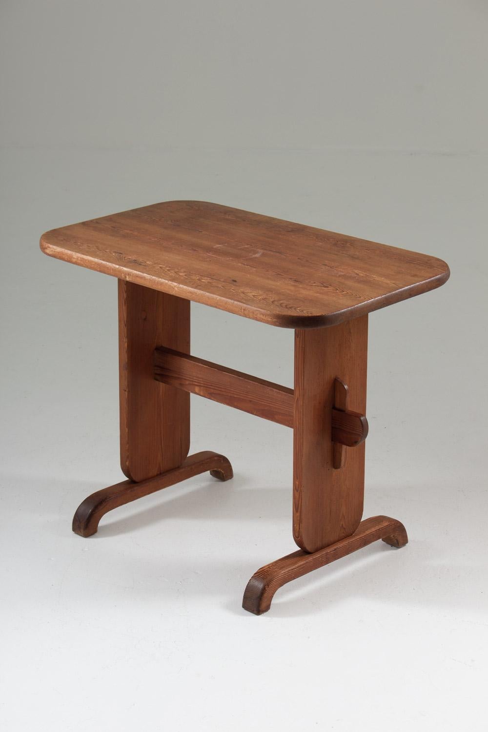 Beautiful and highly rare Swedish acid-stained side table by Bo Fjæstad, Sweden.
This studio craft table is a great example of the pine furniture made for cabins that was produced during the early modernist era in Sweden, by names like Axel Einar