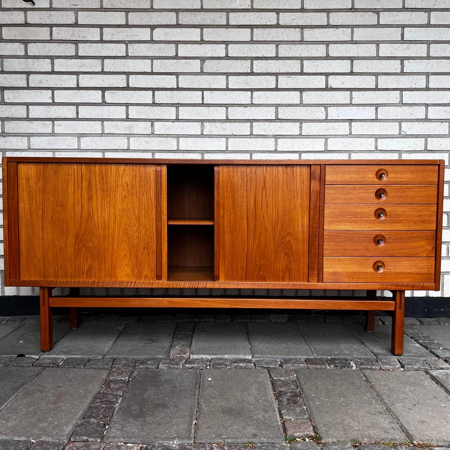 This sideboard 