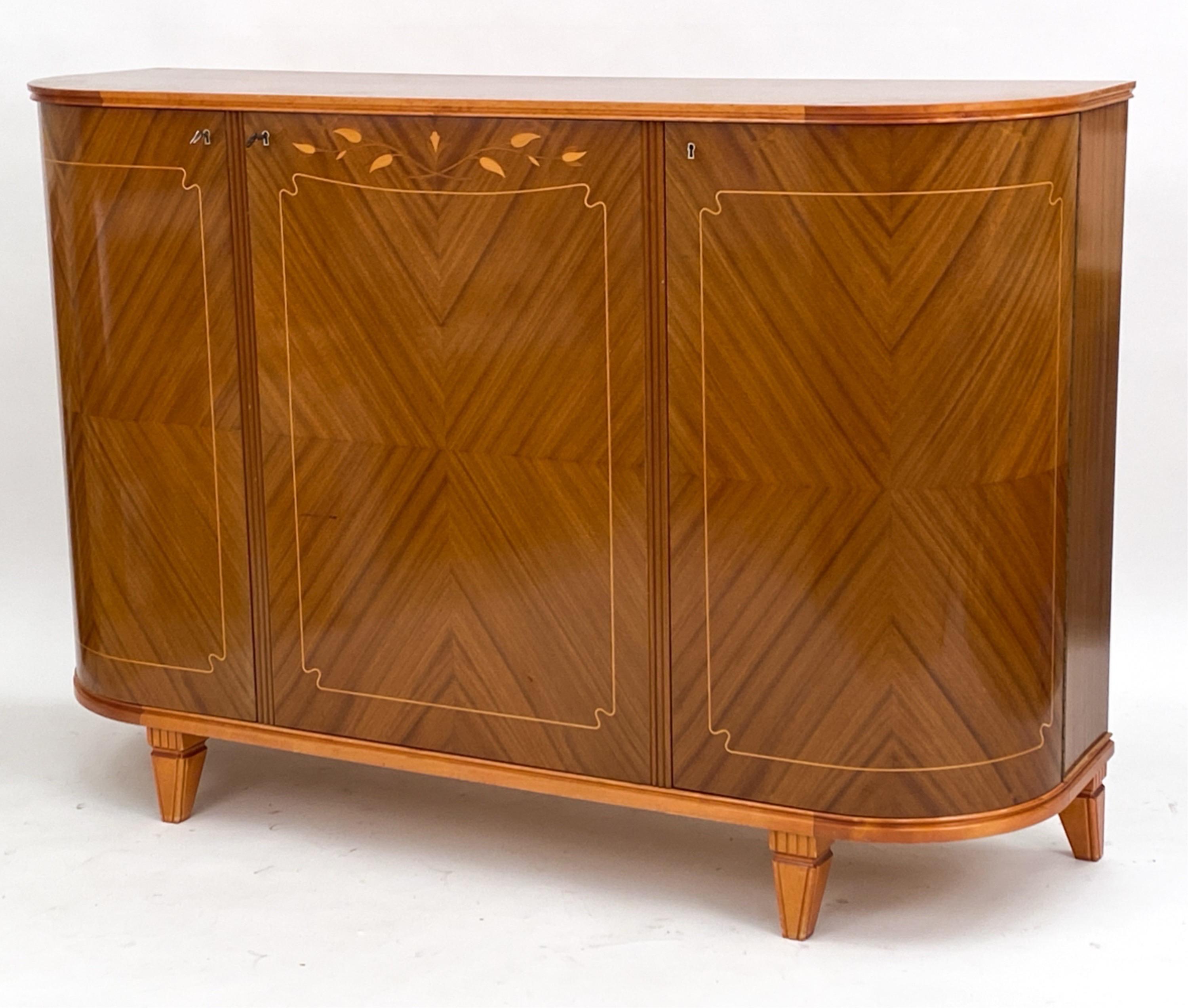 Questa credenza intarsiata in demilune include la chiave originale e splendidi intarsi floreali che completano le ante del mobile. 

Dimensioni: H. H. 42,75