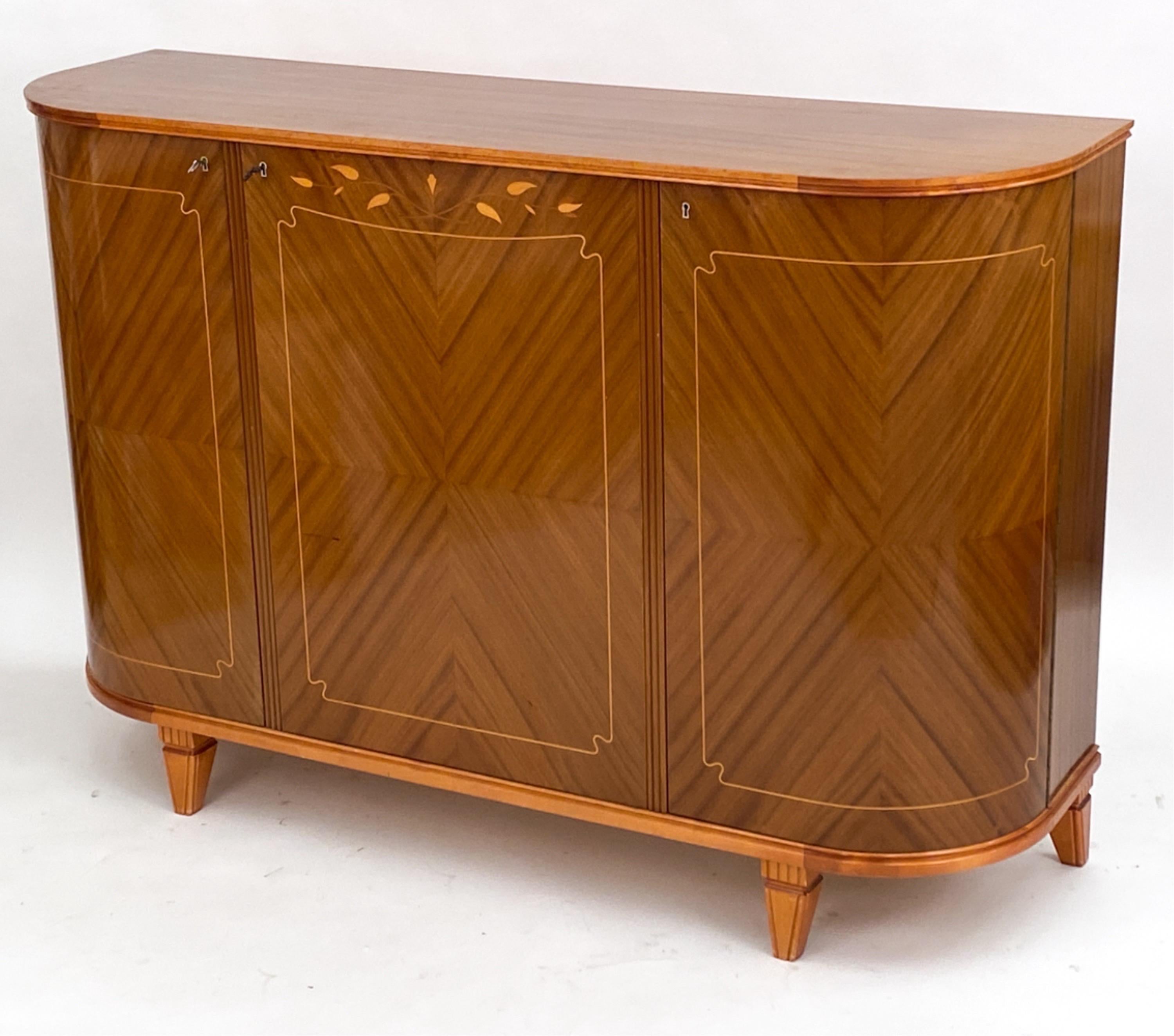 Hollywood Regency Credenza svedese con intarsio CIRCA 1950 Demilune SideBoard in vendita