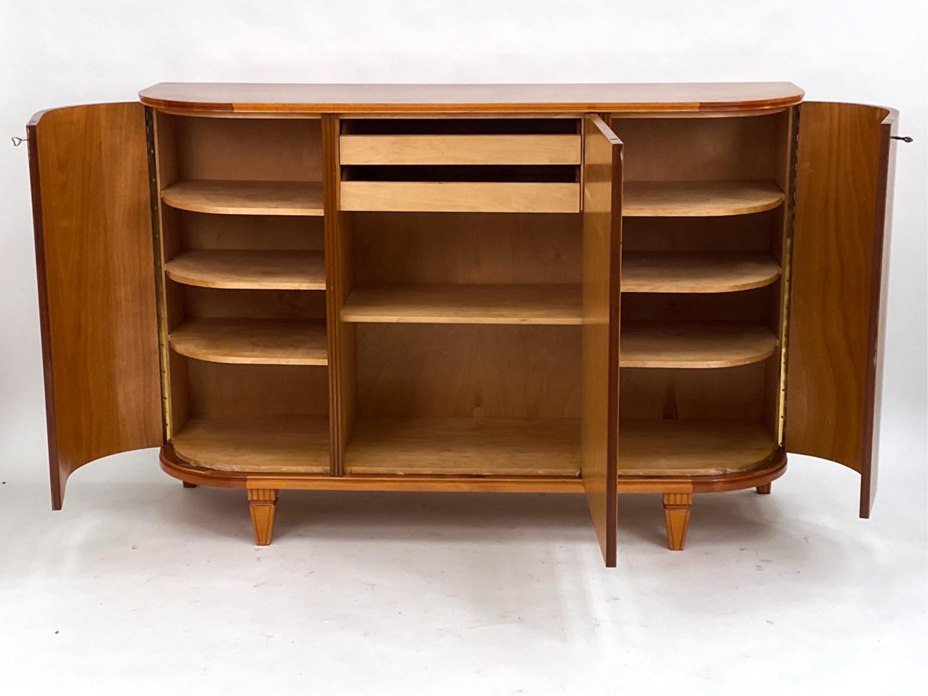 Svedese Credenza svedese con intarsio CIRCA 1950 Demilune SideBoard in vendita