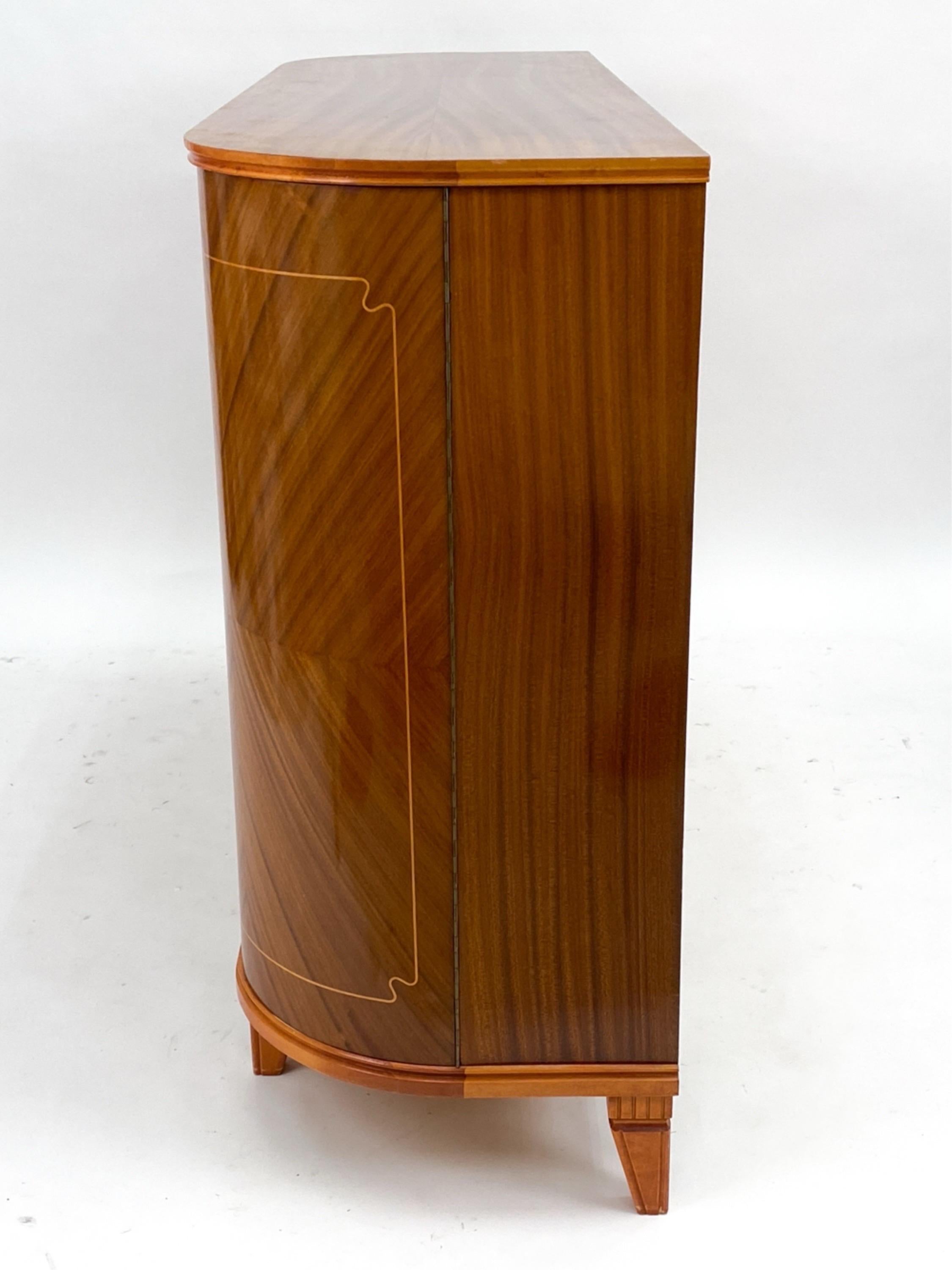 Credenza svedese con intarsio CIRCA 1950 Demilune SideBoard In condizioni buone in vendita a Rochester, NY