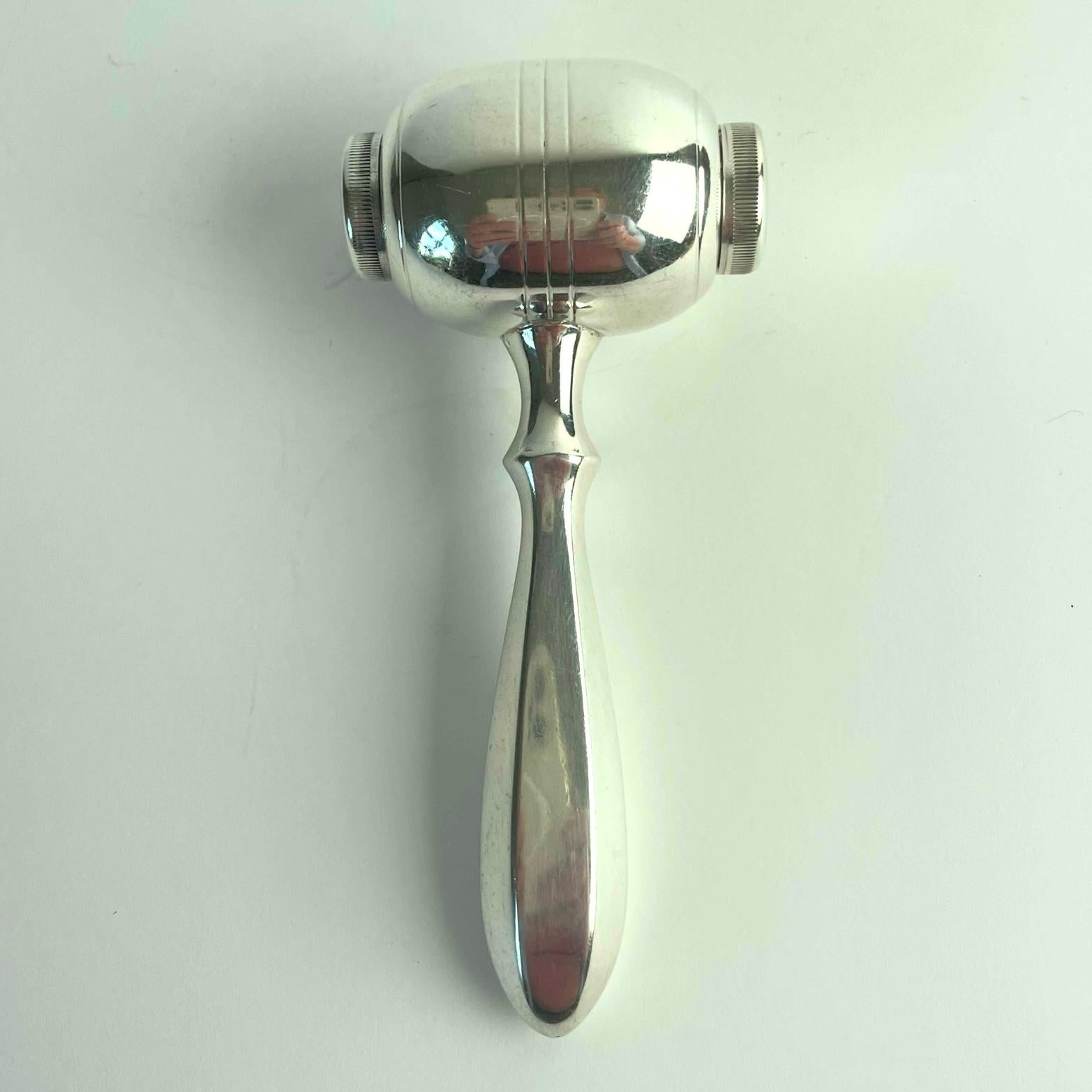 
Shakers svedese in argento a forma di gavetta, anni '20-'30

Un raro e giocoso accessorio da tavola proveniente dalla Svezia, risalente agli anni '20-'30. Questa saliera in ottone argentato ha l'ingegnosa forma di un martelletto da presidente e