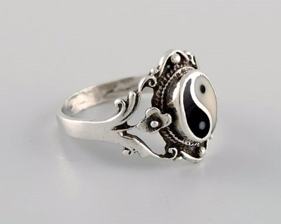 Swedish silversmith. Classic ring in sterling silver adorned with yin / yang. 1960 / 70s.
Diameter: 18 mm.
US size: 7.75
In excellent condition.
Stamped.
In most cases we can change the size for a fee (50 USD) per ring.