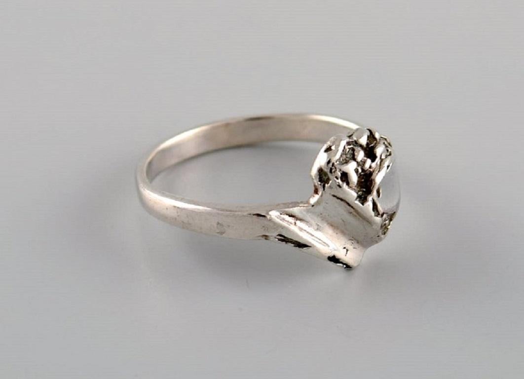 Schwedischer Silberschmied. Modernistischer Ring aus Sterlingsilber. 1960 / 70s.
Durchmesser: 18 mm.
US-Größe: 7.75
In ausgezeichnetem Zustand.
Gestempelt.
In den meisten Fällen können wir die Größe gegen eine Gebühr (50 USD) pro Ring ändern.
