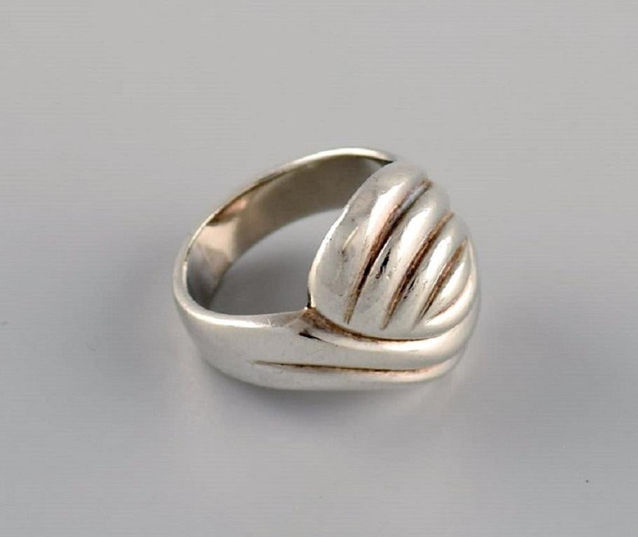 Swedish silversmith. Modernist ring in sterling silver. 1960 / 70s.
Diameter: 17 mm.
US size: 6.5
In excellent condition.
Stamped.
In most cases we can change the size for a fee (50 USD) per ring.