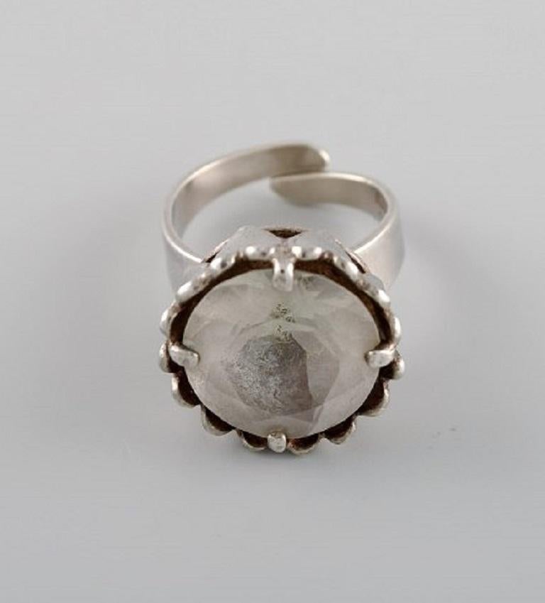 Swedish silversmith. Modernist ring in sterling silver adorned with mountain crystal. Dated 1976.
Diameter: 18 mm.
US size: 7.75
In excellent condition.
Stamped.
In most cases we can change the size for a fee (50 USD) per ring.