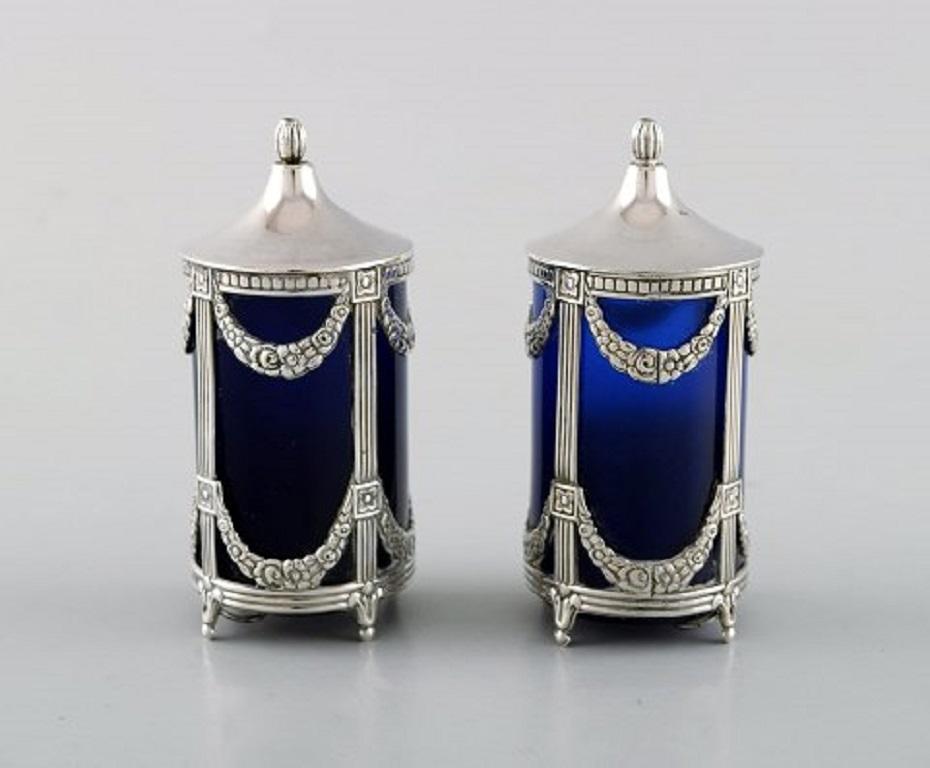 Swedish silversmith. Salt/pepper set in Empire style with royal blue glass inserts.
In very good condition.
Stamped.
Measures: 7.7 x 4 cm.
 