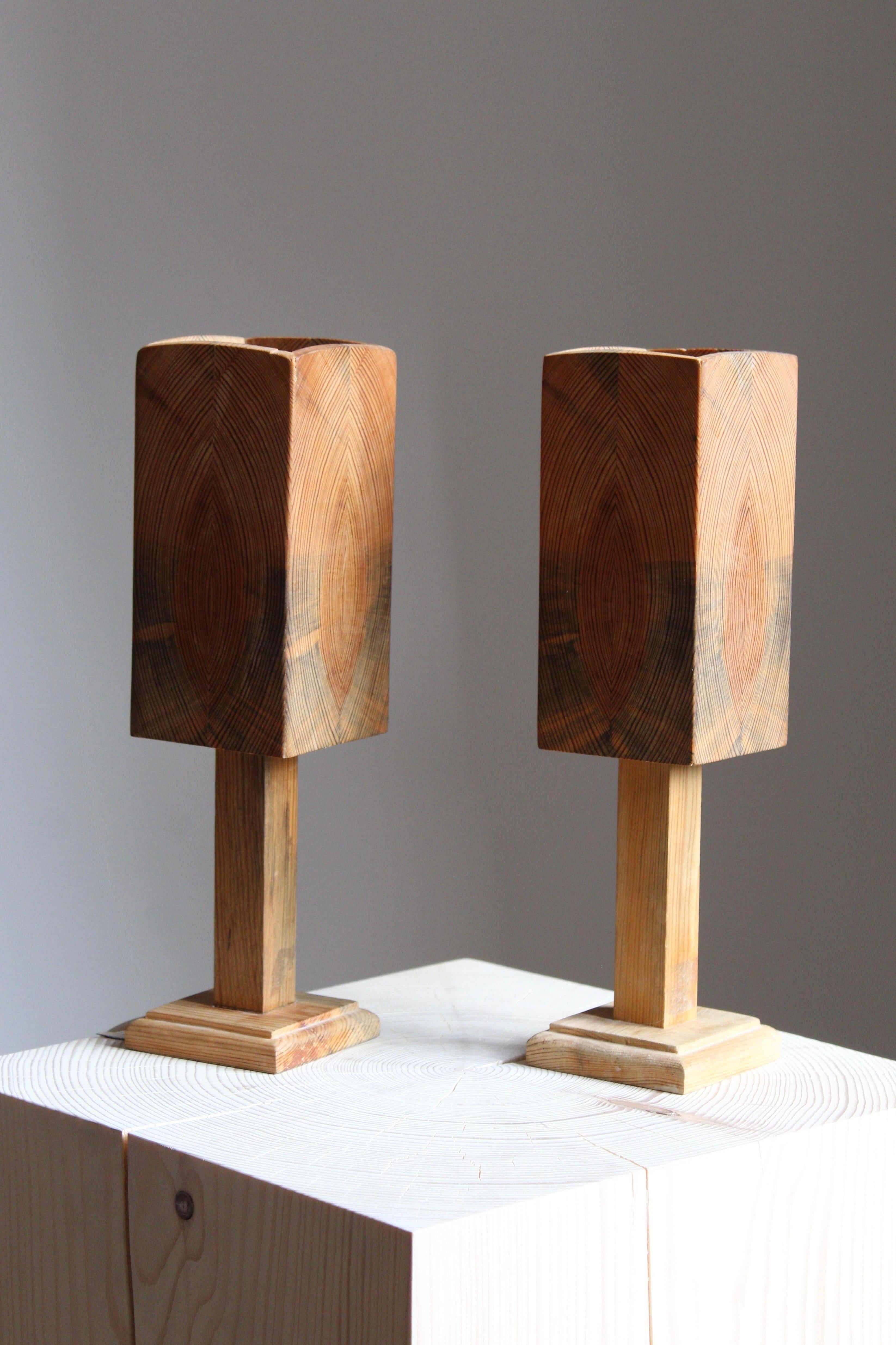 A pair of Swedish craft table lamps. In stained turned solid pine, Sweden, 1960s.