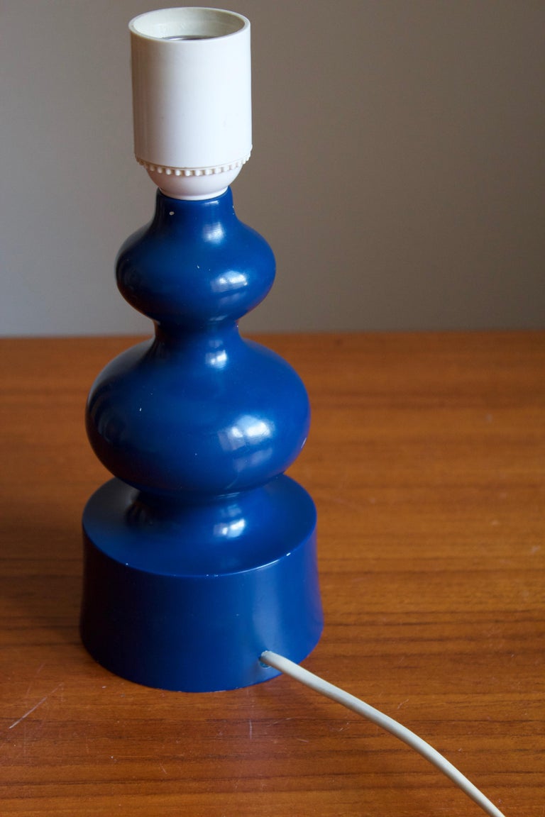 Swedish, Small Organic Table Lamp, Blue Painted Wood, Sweden, 1960s In Good Condition For Sale In West Palm Beach, FL