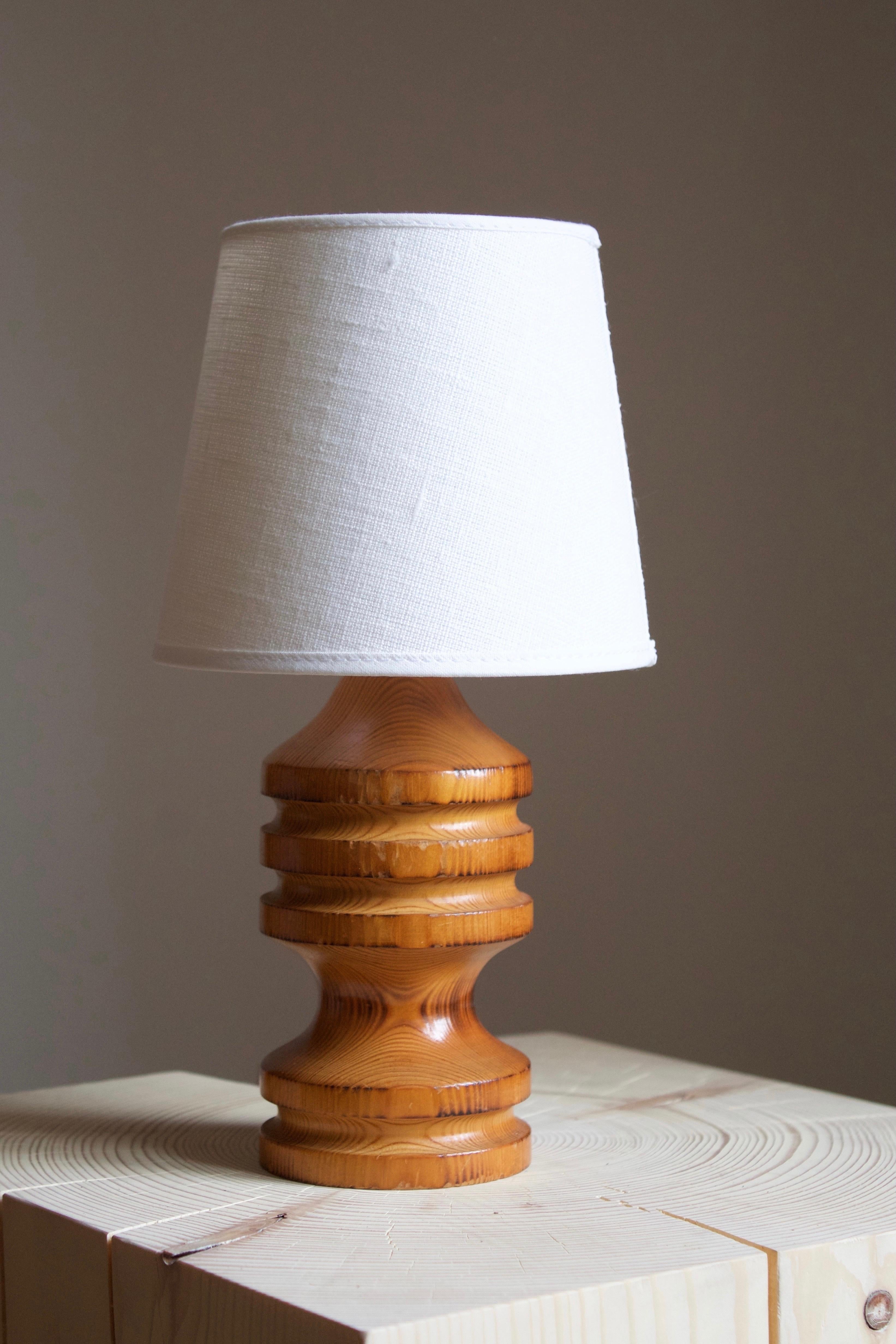 A Swedish craft table lamp. In turned solid pine, Sweden, 1960s. Marked. Sold without lampshade.