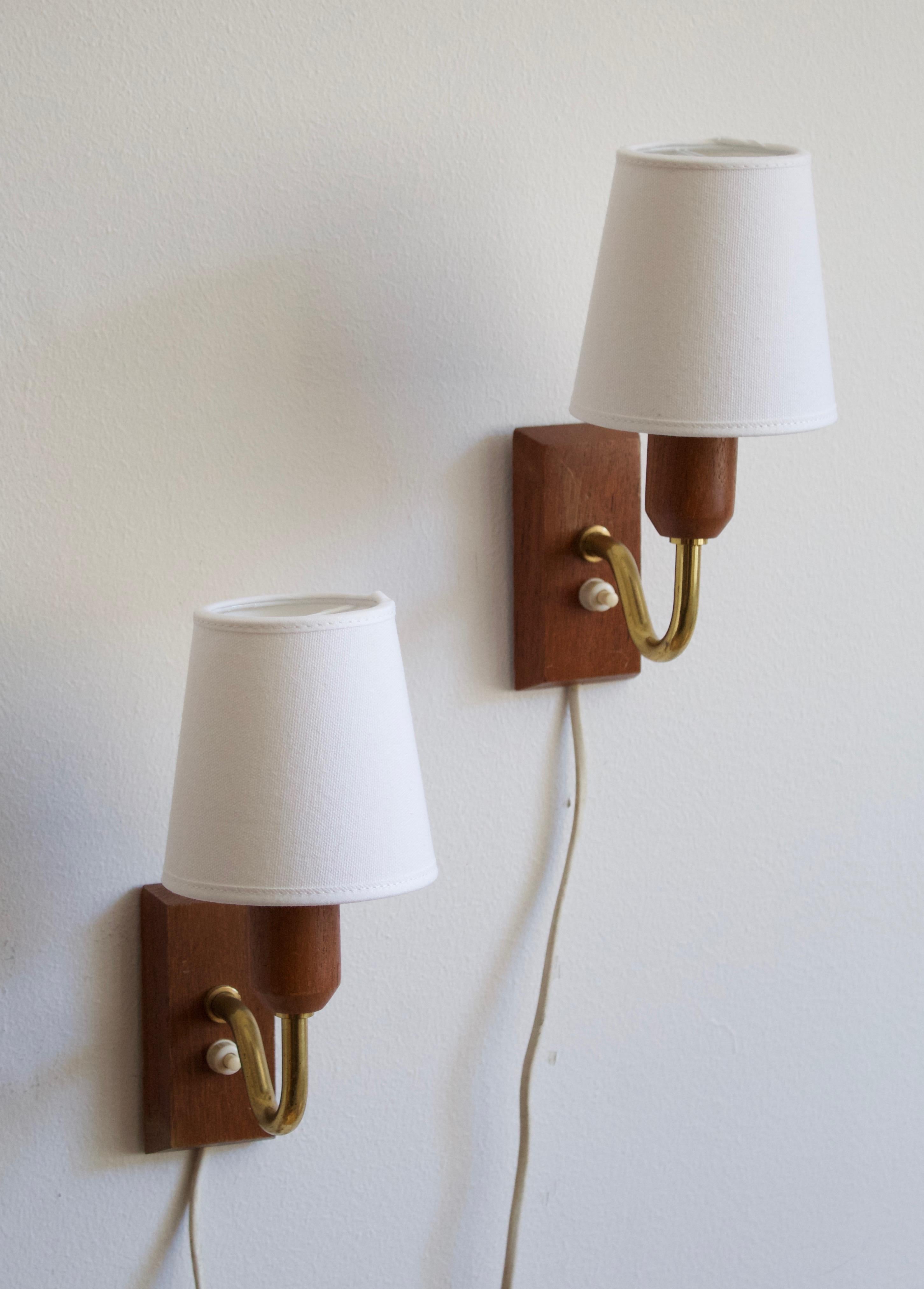 Swedish, Small Wall Lights, Teak, Brass, Linen, Sweden, 1950s In Good Condition For Sale In High Point, NC