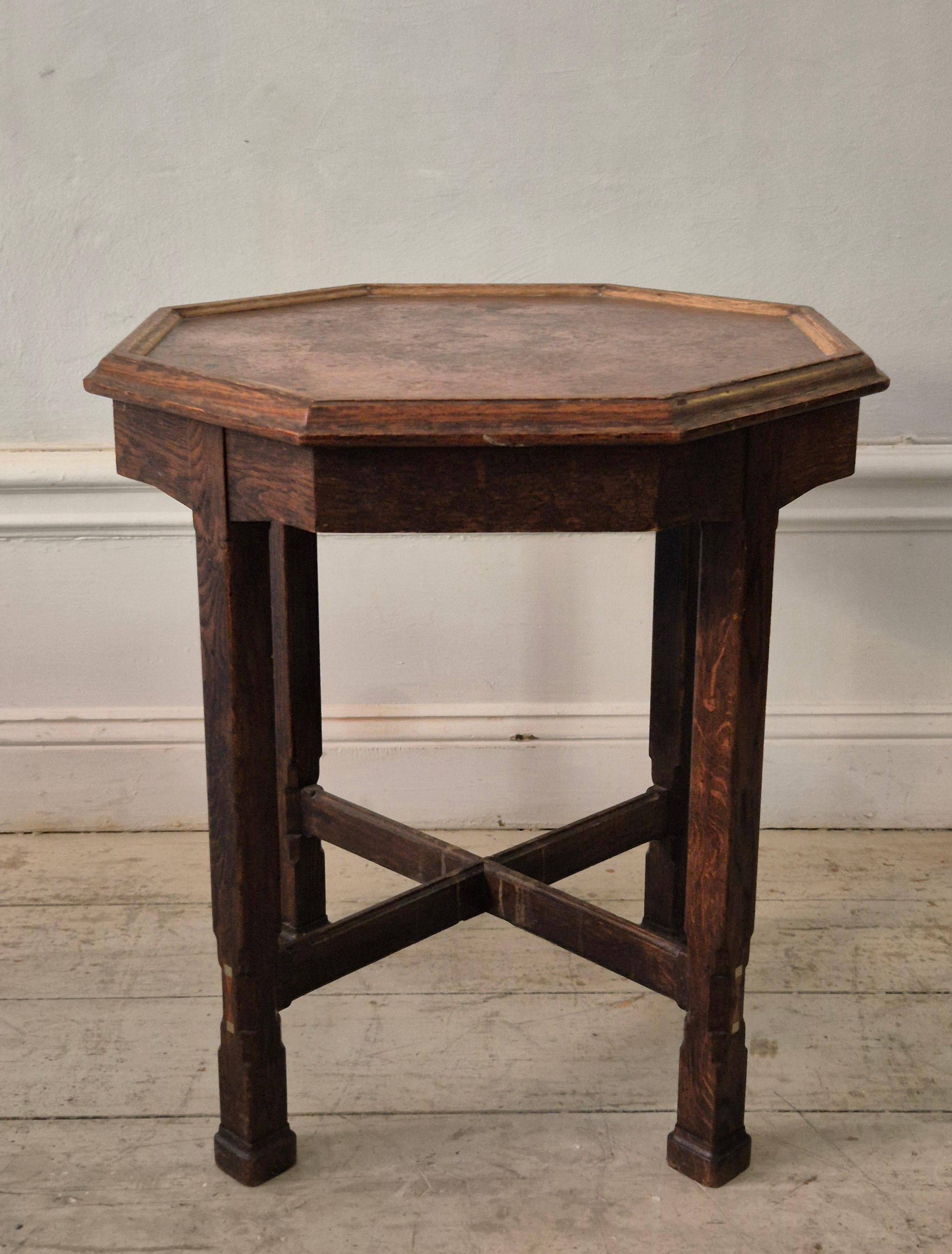 Magnifique table d'appoint / table de fumeur en chêne massif avec plateau en cuivre martelé. Fabriqué par Kompaniet en 1913, modèle Tenn. 

Belle patine, petits signes normaux d'âge et d'utilisation. Stabile.  