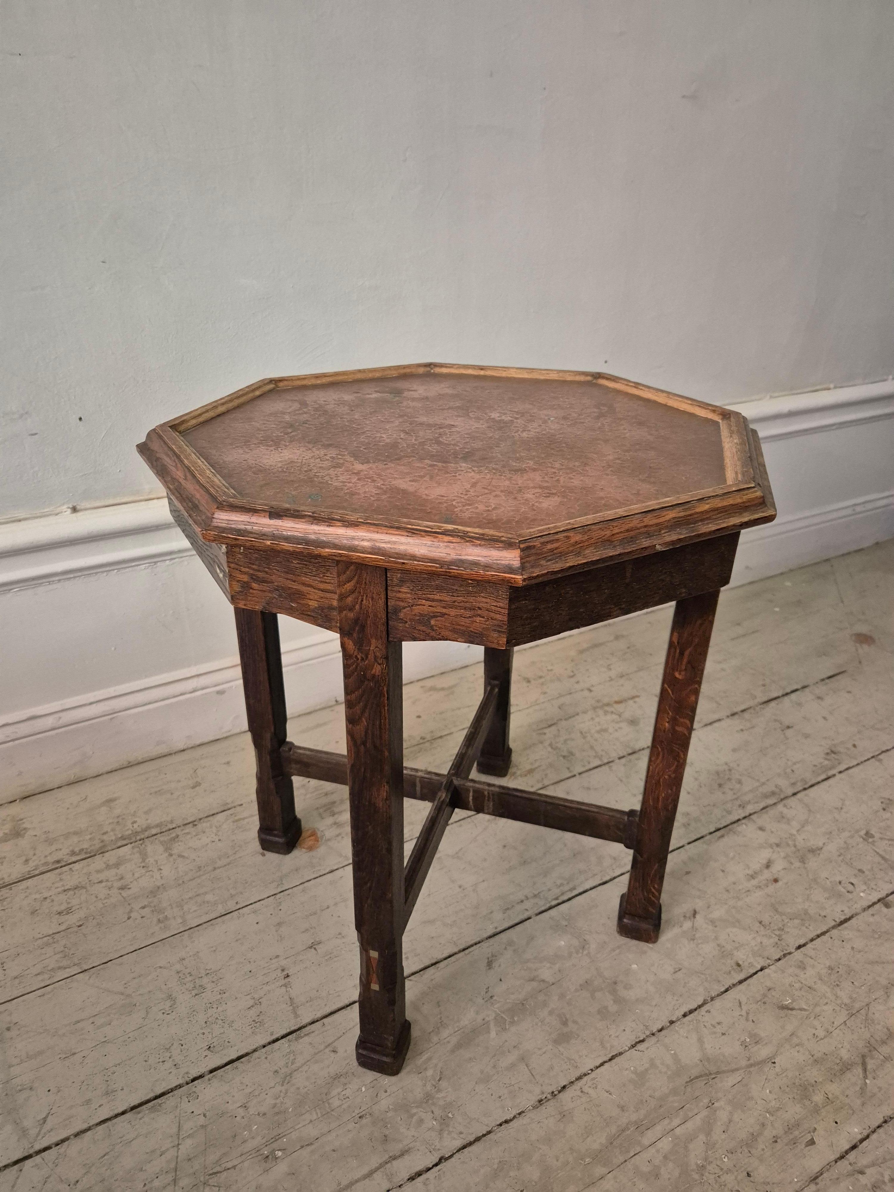 Jugendstil Table à fumer suédoise, Oak avec plateau en cuivre, 1913 par Nordiska Kompaniet en vente
