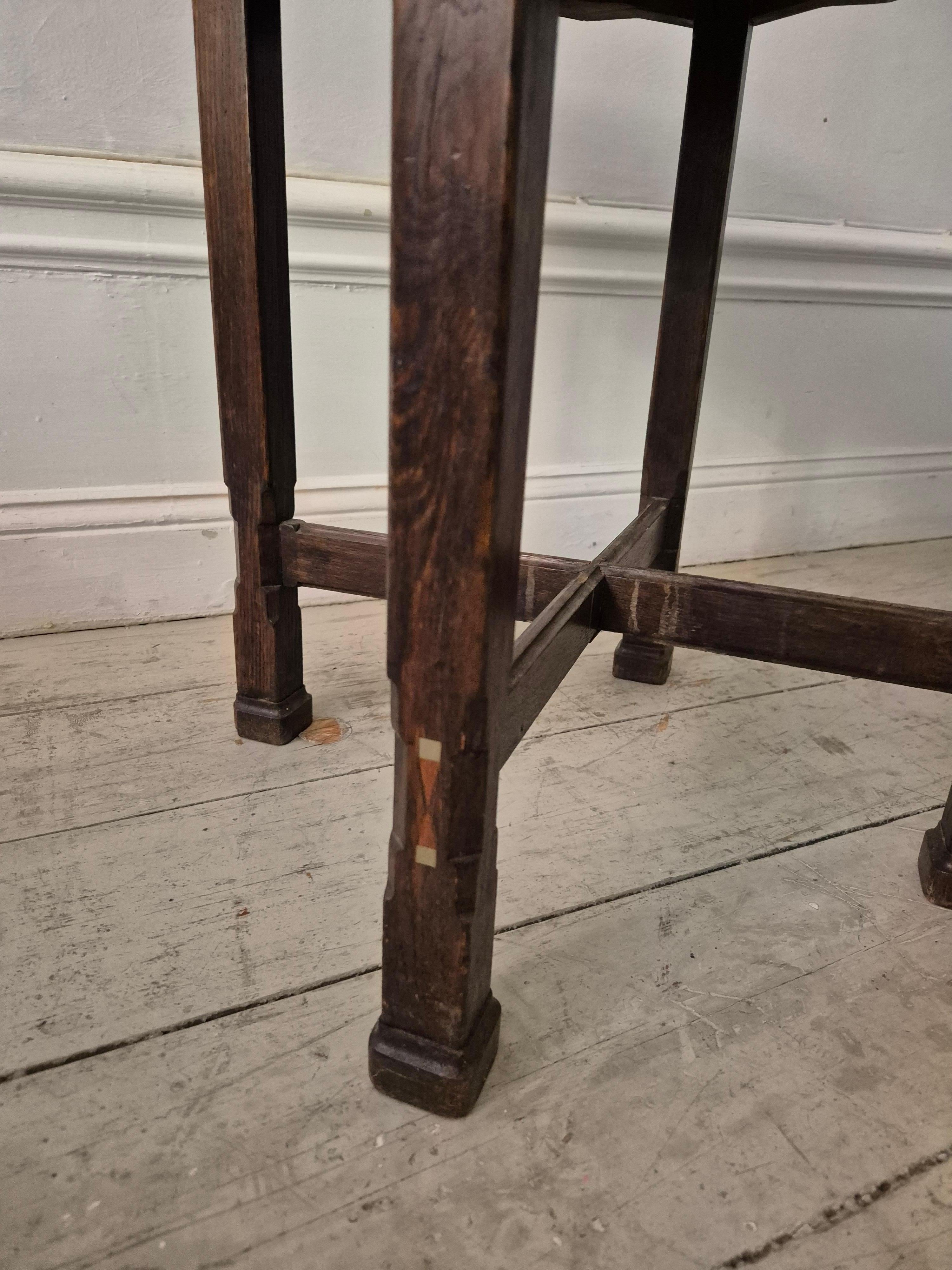 Suédois Table à fumer suédoise, Oak avec plateau en cuivre, 1913 par Nordiska Kompaniet en vente