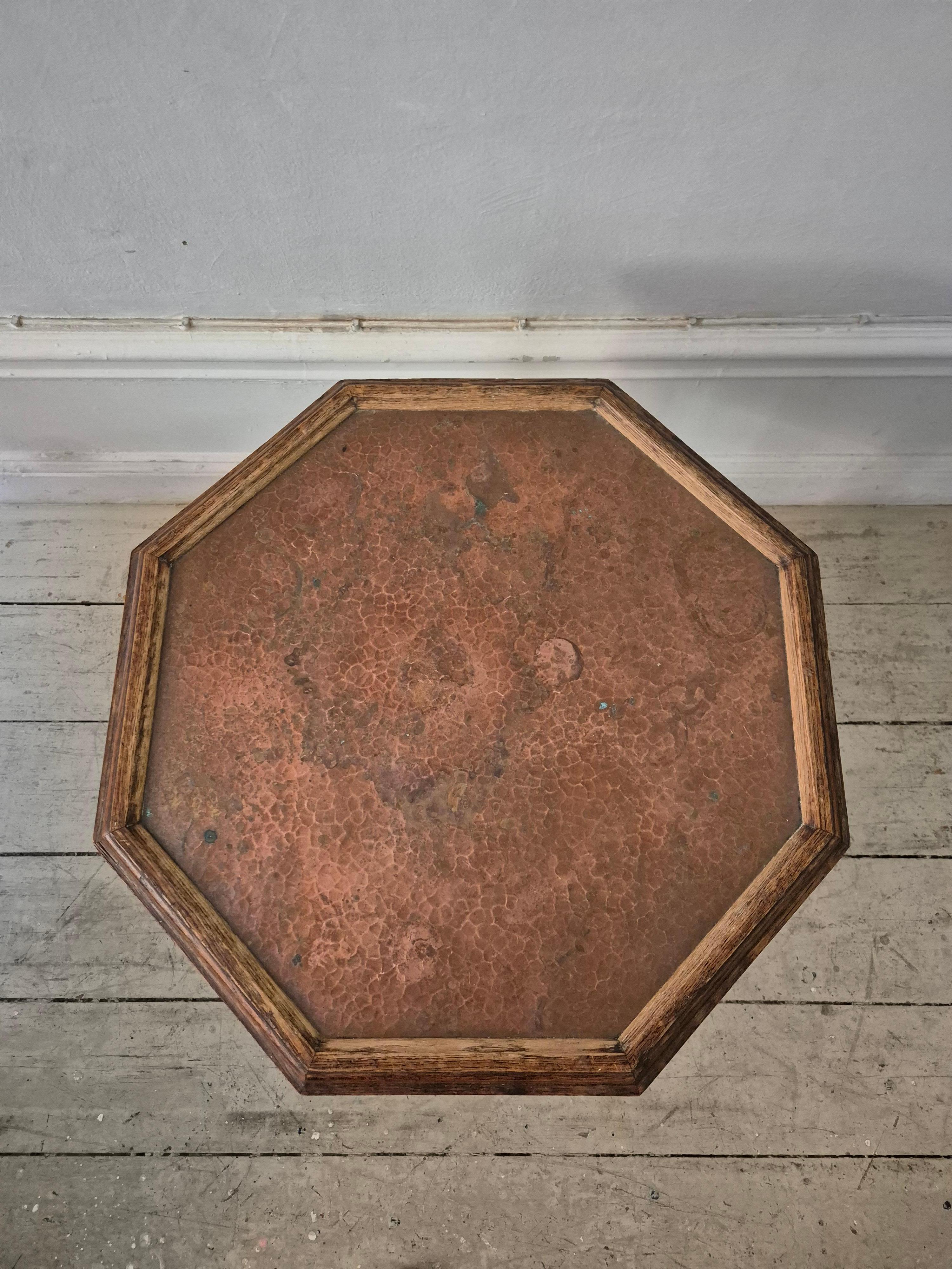 Début du 20ème siècle Table à fumer suédoise, Oak avec plateau en cuivre, 1913 par Nordiska Kompaniet en vente
