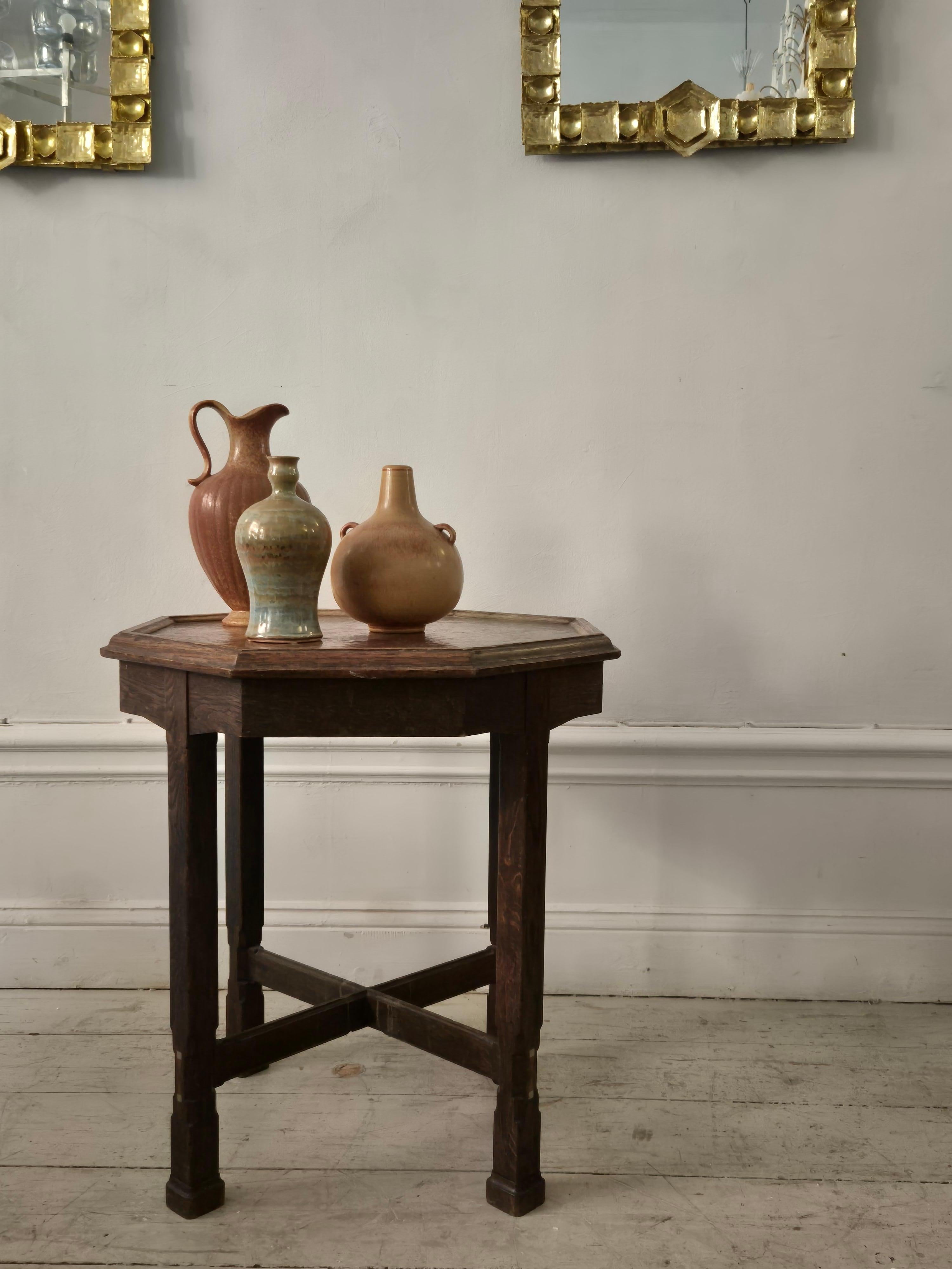 Table à fumer suédoise, Oak avec plateau en cuivre, 1913 par Nordiska Kompaniet en vente 2