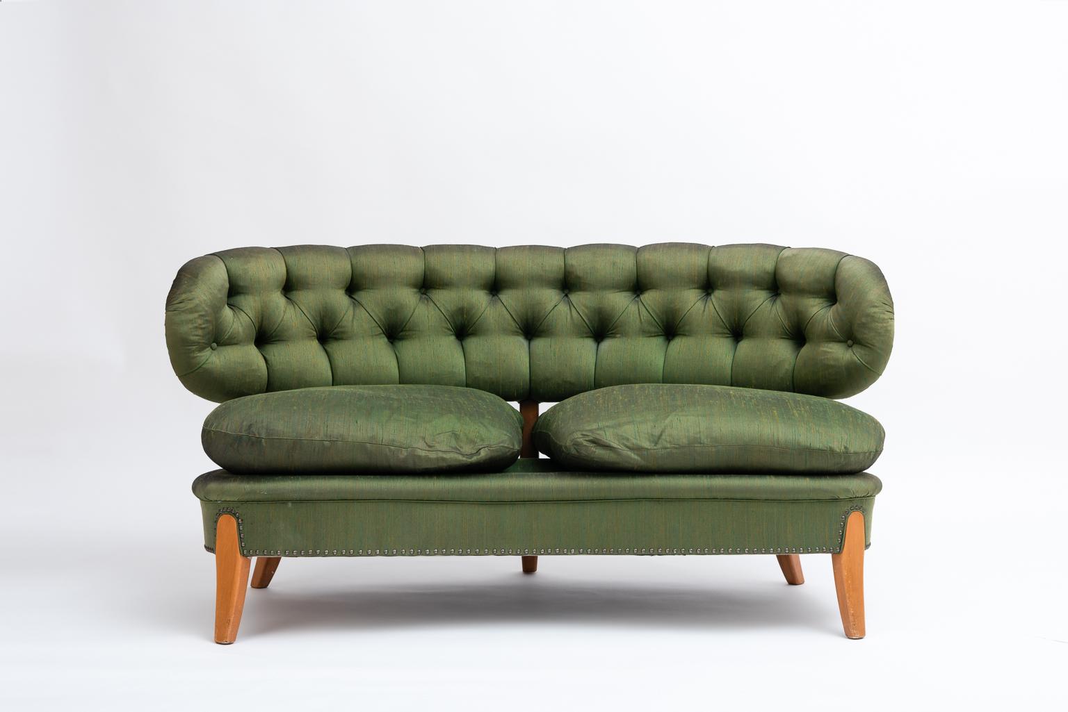 Rare Scandinavian modern Swedish sofa Boet from the mid 20th century. The sofa is designed by Otto Schultz and manufactured by Jio Möbler in Jönköping. It has a padded seat, curved back with thick padding and two loose cushions. Wooden frame in elm.