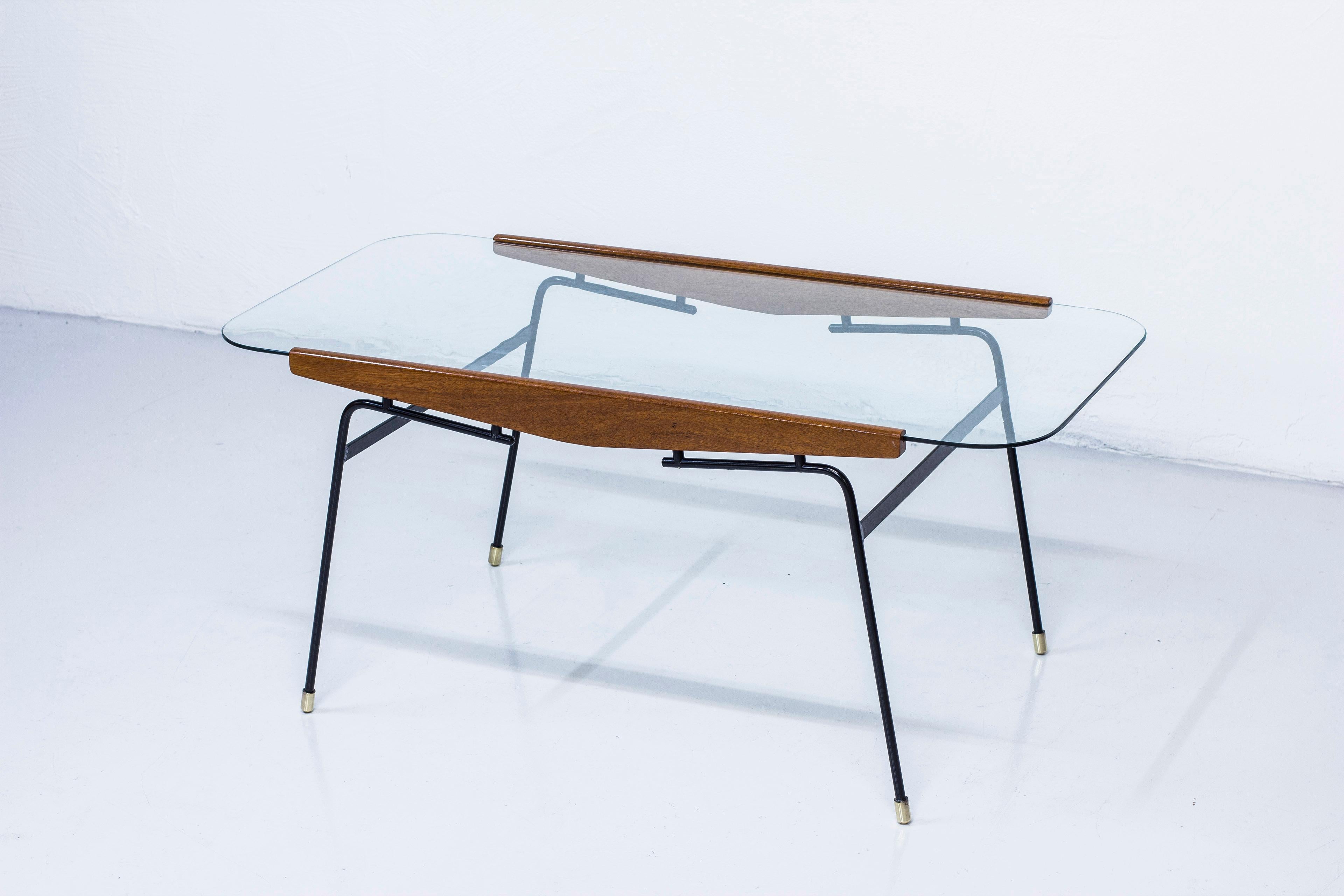 Metal Swedish sofa table in glass and metal from the 1950s