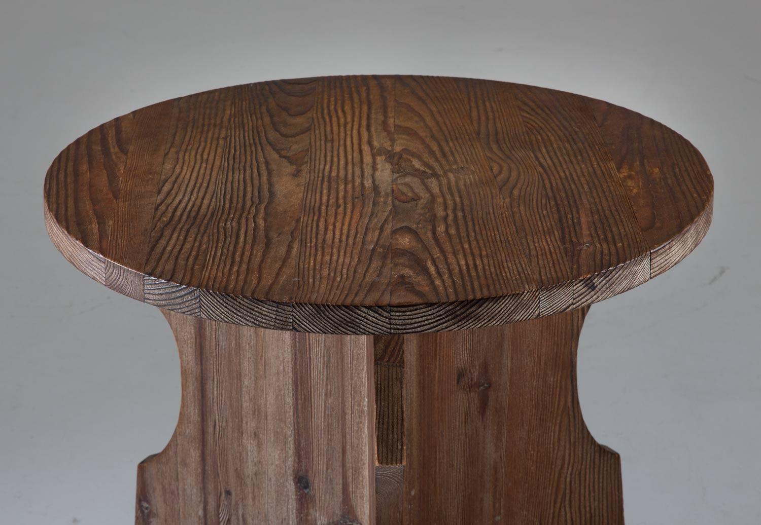 Beautiful and rare Swedish acid-stained side table, according to its original owners bought at Nordiska Kompaniet in the 1930s.
This table is a great example of the pine furniture made for cabins that was produced during the early modernist era in