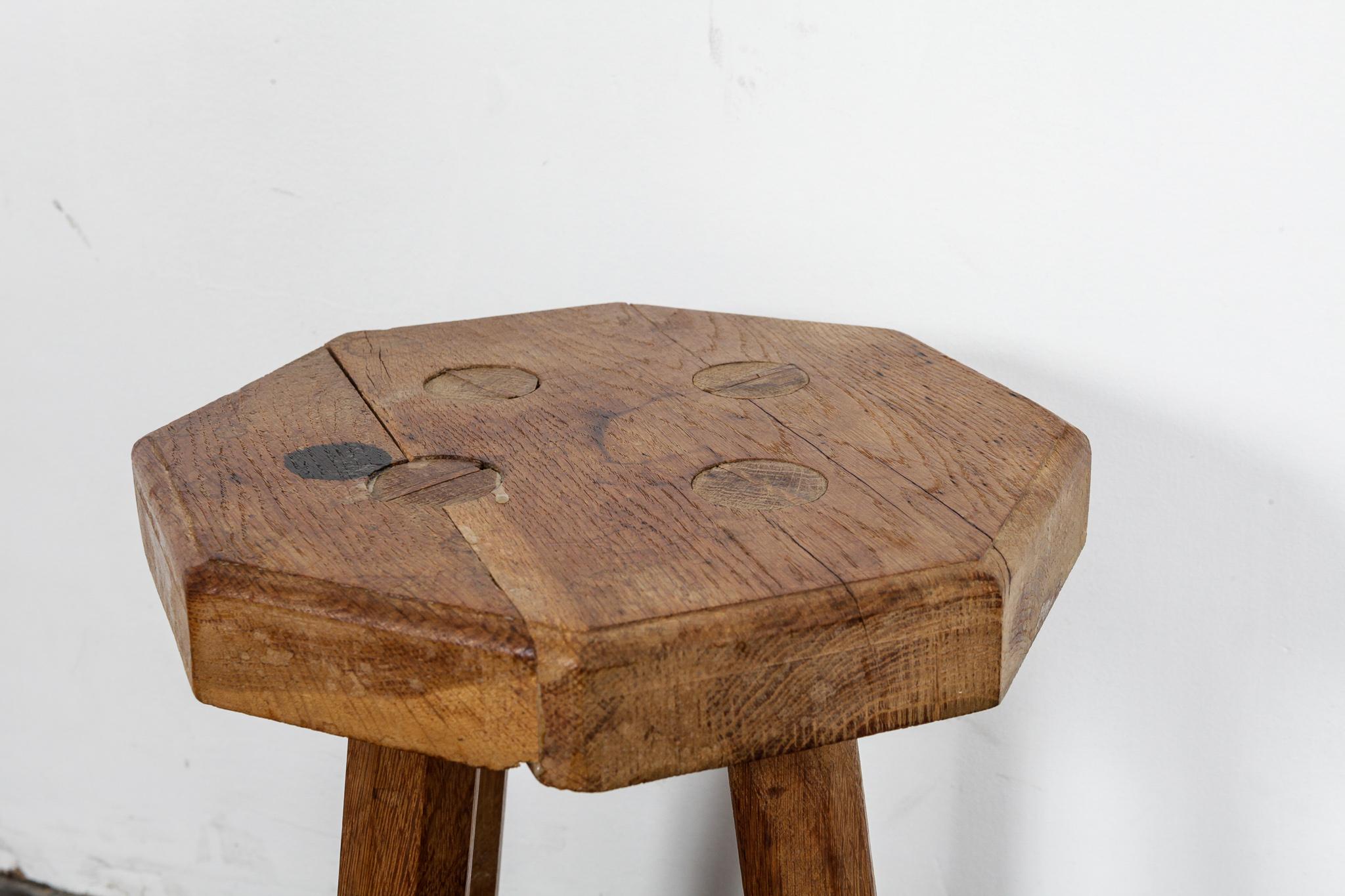 Rustic octagonal top solid oak 4 legged milking stool with exposed leg joinery in the stool seat, Sweden, 1930s (estimated). In original vintage condition.