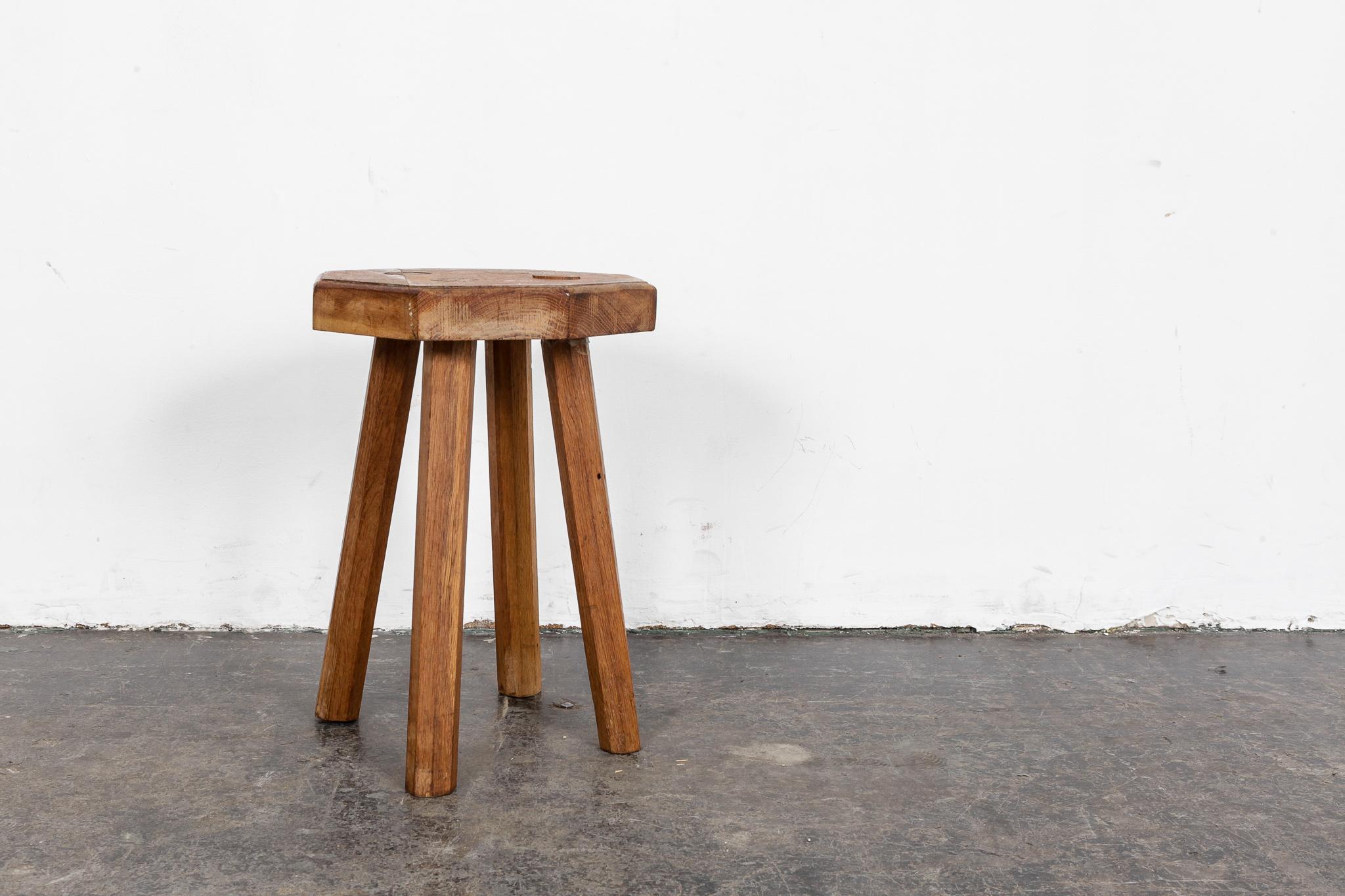 Rustic octagonal top solid oak 4 legged milking stool with exposed leg joinery in the stool seat, Sweden, 1930s (estimated). In original vintage condition.
