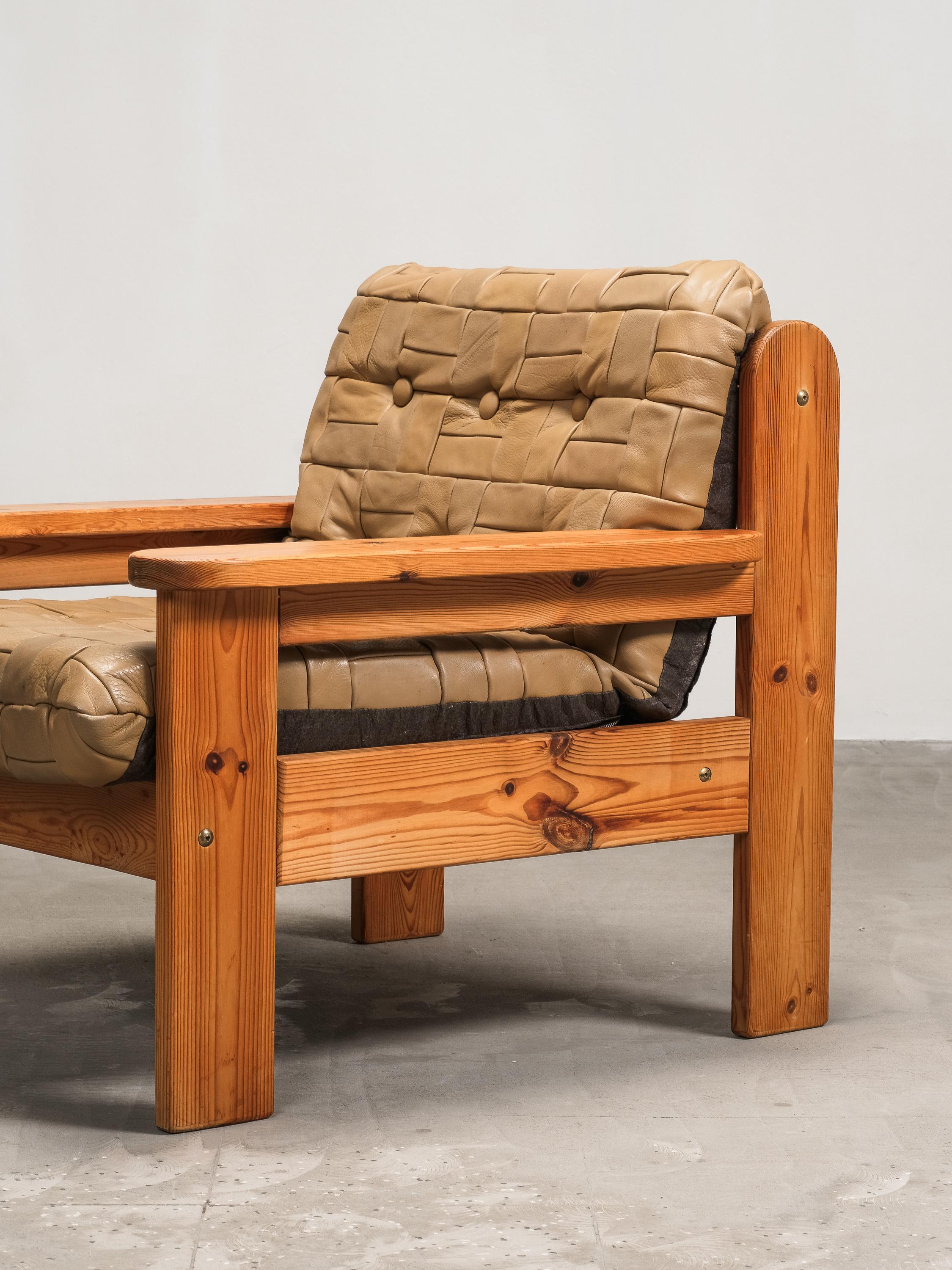 Swedish Solid Pine & Patchwork Leather Lounge Chair, 1970s In Good Condition For Sale In Karis, Nyland