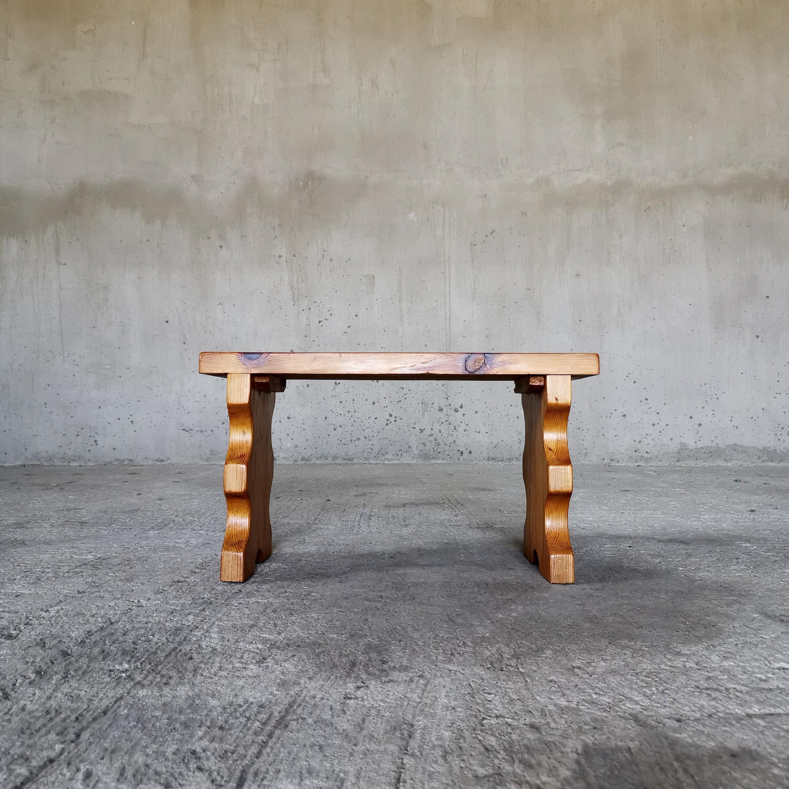 Scandinavian Modern Swedish solid pine stool/sidetable with Jean Royère like waves, Sweden 1976