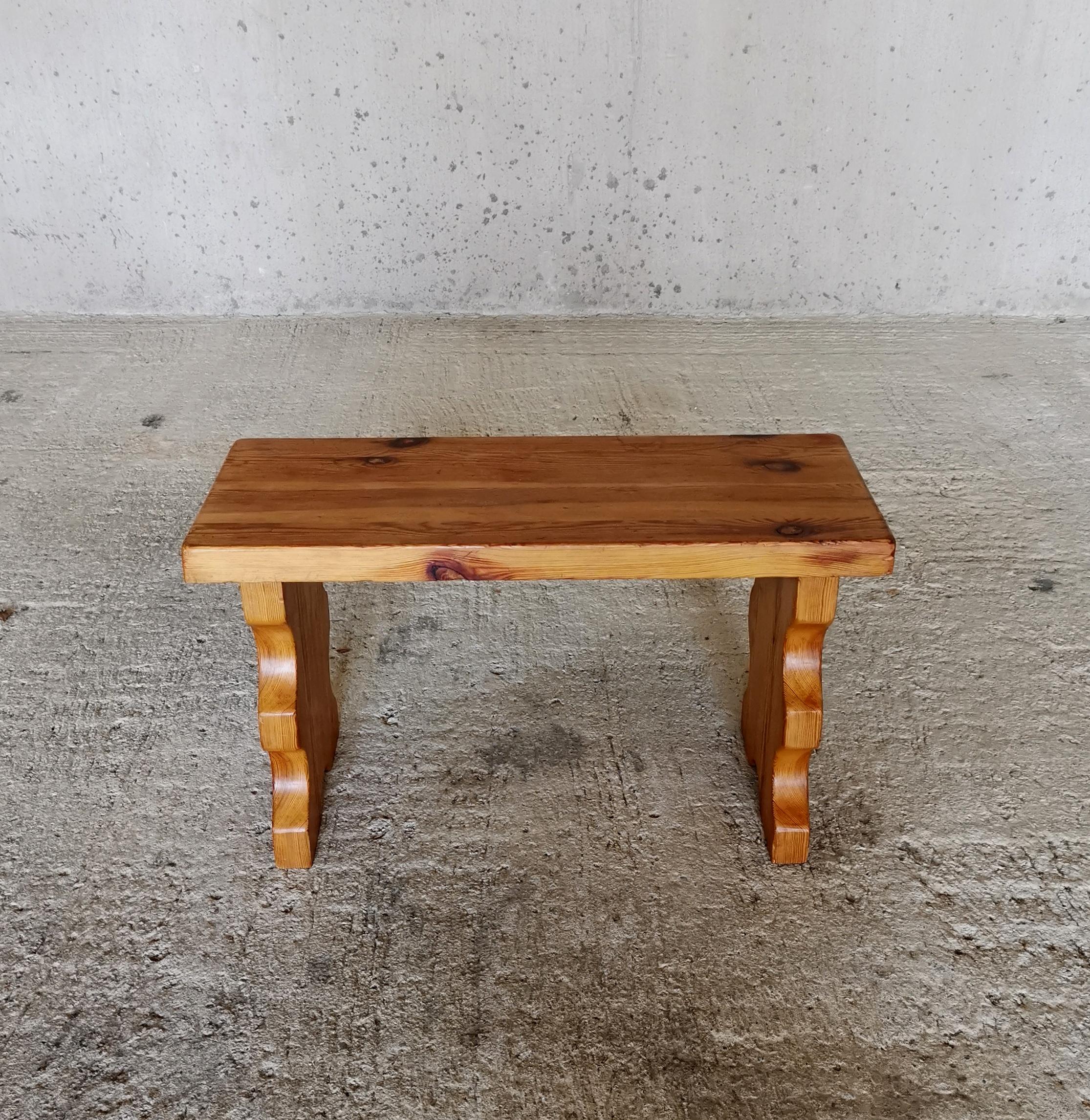 Swedish solid pine stool/sidetable with Jean Royère like waves, Sweden 1976 1