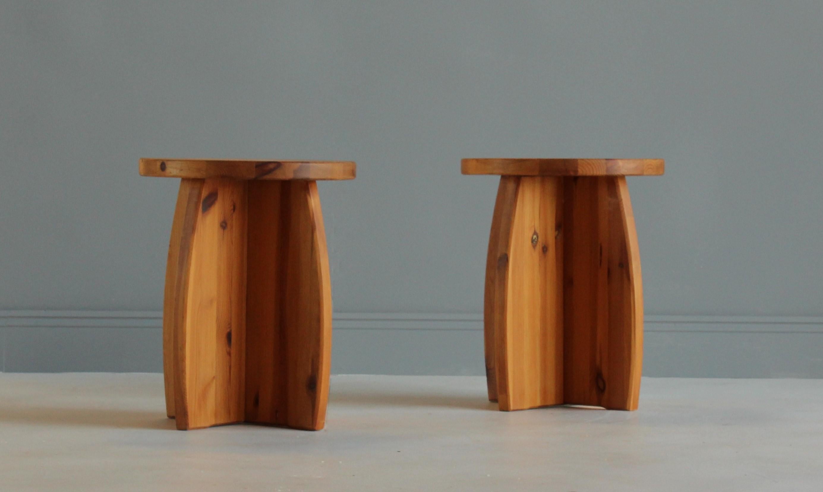 Swedish Sportstuge School, Pair of Minimalist Stools or Side Tables Pine, 1970s im Zustand „Hervorragend“ in High Point, NC
