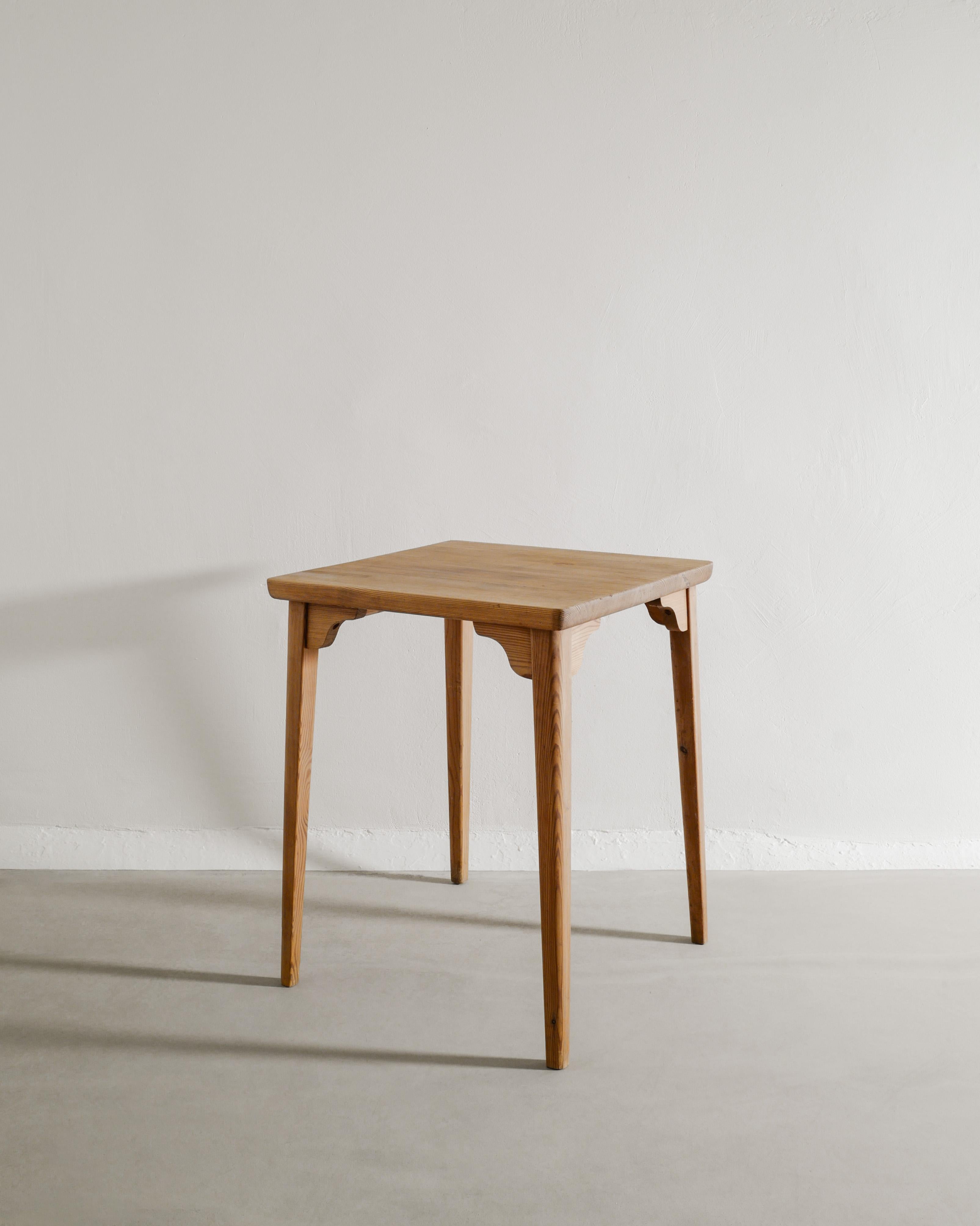 Very rare and squared Swedish mid century side dining table in stained pine wood produced by Axel Einar Hjorth / Nordiska Kompaniet, 1940s. 
In good original condition with patina from aging. 

Dimensions: H: 73 cm / 28.75
