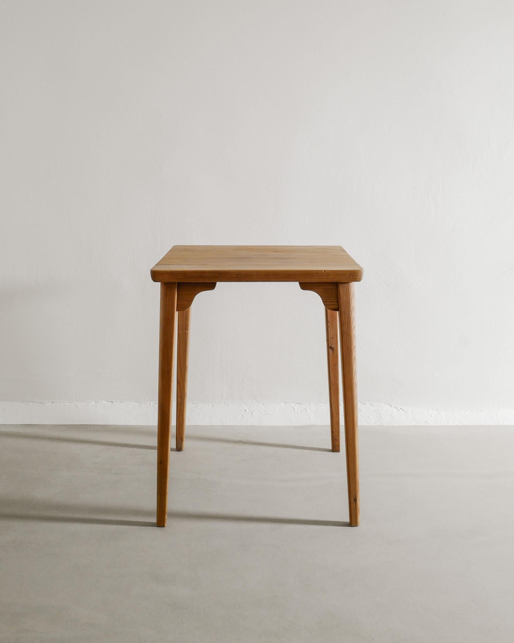 Swedish Squared Pine Wooden Dining Table by Axel Einar Hjorth NK Sweden, 1940s In Good Condition For Sale In Stockholm, SE