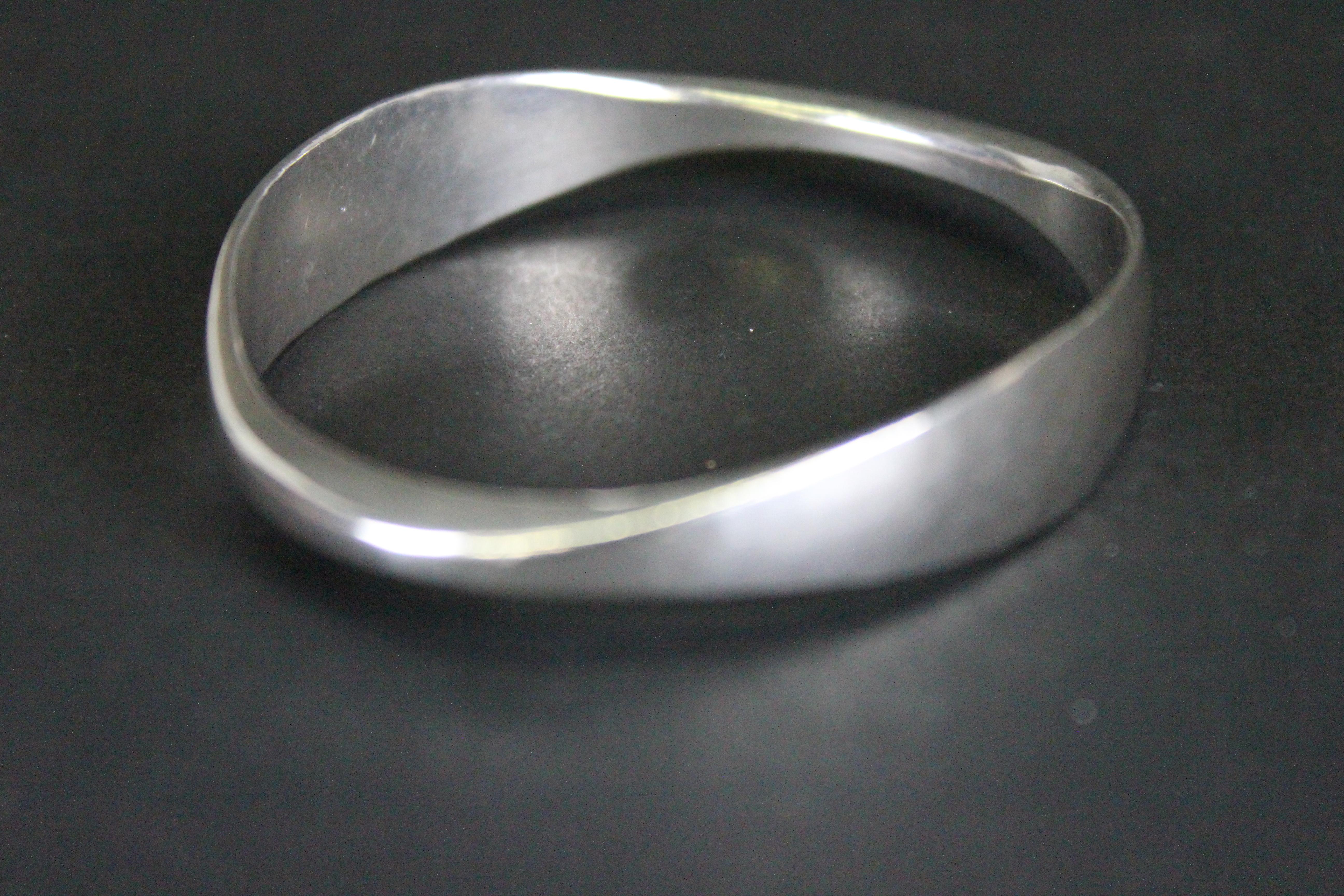 Olov Barve (1930-2014) for Ibe Dahlquist, Visby 1970s.
A heavy sterling silver bangle. Lightly hammered surface.
Perfect condition. Inside measurements 6.0cm x  5.5cm.
With Swedish silver marks 