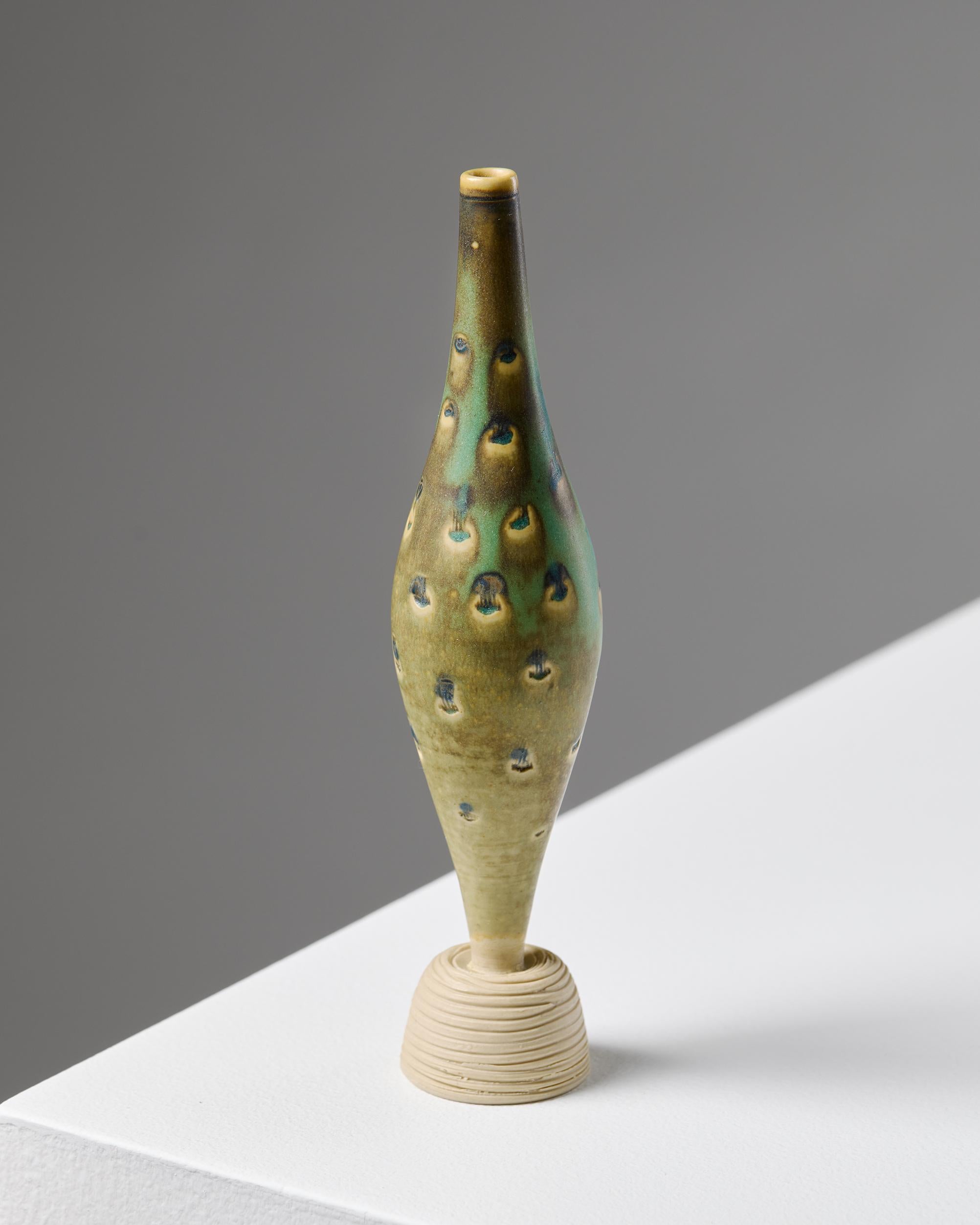 Schwedische Steingutvase 'Farsta' von Wilhelm Kåge Gustavsberg 1950er Jahre im Zustand „Gut“ im Angebot in Stockholm, SE