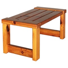 Taburete sueco / Mesa baja de pino macizo de Oregón. Manera de Sven Larsson Años 60